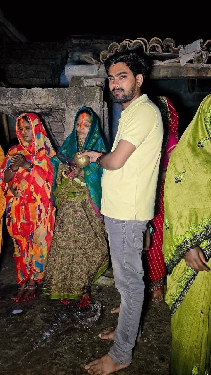 अहाँ सभकेँ चौरचन पर्वक हार्दिक शुभकामना। 🌙🙏
चन्द्रदेवक कृपासँ अहाँक परिवारमे सुख, शान्ति, समृद्धि आ खुशहाली सदिखन बनल रहय।
ई पावन पर्व सभक जीवनमे नव उमंग, प्रेम आ सौहार्द लऽ कऽ आबय।
चौरचन पर्वक हार्दिक बधाई एवं शुभकामना! 🌙🌸