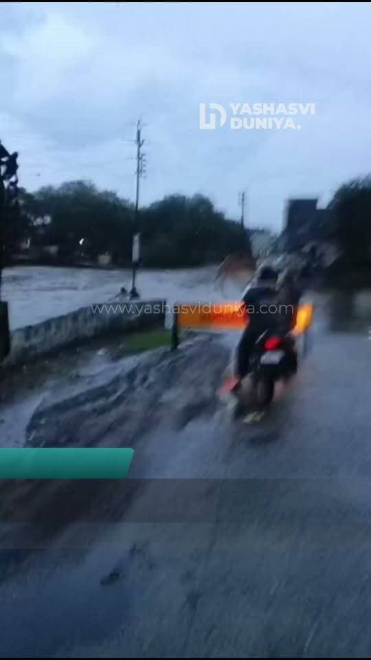 तेज बहाव में बह गई बाइक, बाल-बाल बची चालक की जान!
मल्हारगढ़ में बारिश के पानी के तेज बहाव में **बाइक बह गई**। चालक भी पानी में फंस गया, जिसे मौके पर मौजूद लोगों ने **बड़ी मुश्किल से सुरक्षित बाहर निकाला।**
देखिए घटना का पूरा वीडियो… 🌊⚠️
#मल्हारगढ़ #बारिश #जलभराव #बाढ़ #हादसा #मंदसौर #मध्यप्रदेश