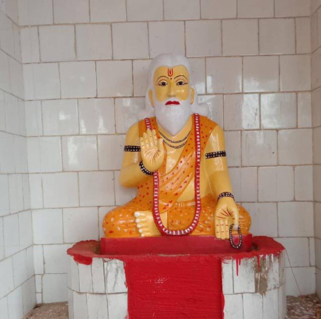 सोन तट पर गूंजेगा जय बाबा गणिनाथ का जयघोष, 19 को 30वां पूजनोत्सव
औरंगाबाद।अखिल भारतीय मध्यदेशीय हलवाई वैश्य सभा, शाखा दाउदनगर के तत्वावधान में सोन नद के तट पर स्थित बाबा भूतनाथ प्रांगण में श्री श्री 1008 बाबा गणिनाथ गोविंद जी का 30वां वार्षिक पूजनोत्सव सह सम्मेलन 19 सितंबर दिन शनिवार को धूमधाम से आयोजित होगा।
सभा के पदाधिकारियों ने बताया कि बाबा गणिनाथ का यह पूजनोत्सव विगत 30 वर्षों से अनवरत होते आ रहा है। इसकी शुरुआत सन् 1996 ई. में पुलिस पदाधिकारी ललन प्रसाद एवं शंभू प्रसाद के सान्निध्य में की गई थी। उस समय स्थानीय लोगों द्वारा छोटे स्तर पर पूजन कार्य संपन्न कराया जाता था, लेकिन समय के साथ इसका दायरा बढ़ता चला गया और अब यह विशाल रूप ले चुका है।
प्रत्येक वर्ष की भांति इस वर्ष भी निर्धारित तिथि को कुल गुरु बाबा गणिनाथ गोविंद जी का विधिवत पूजन-अर्चन, हवन एवं प्रसाद वितरण किया जाएगा।
कार्यक्रम में दाउदनगर सहित करपी, शहरतेलपा, हसपुरा, पचरुखिया, देवहरा, अरवल, बैदराबाद, मेहदिया, औरंगाबाद, ओबरा, अरंडा, गया, पंचानपुर, गोह सहित सुदूरवर्ती इलाकों से हजारों की संख्या में स्वजातीय बंधु एवं श्रद्धालु शामिल होंगे।
उक्त अवसर पर प्रदेश अध्यक्ष एवं विभिन्न जिलों के जिलाध्यक्ष भी सम्मिलित होंगे। आयोजन को लेकर तैयारियां जोरों पर हैं। पूजनोत्सव के दिन सोन तटीय इलाका मेले में तब्दील हो जाता है।