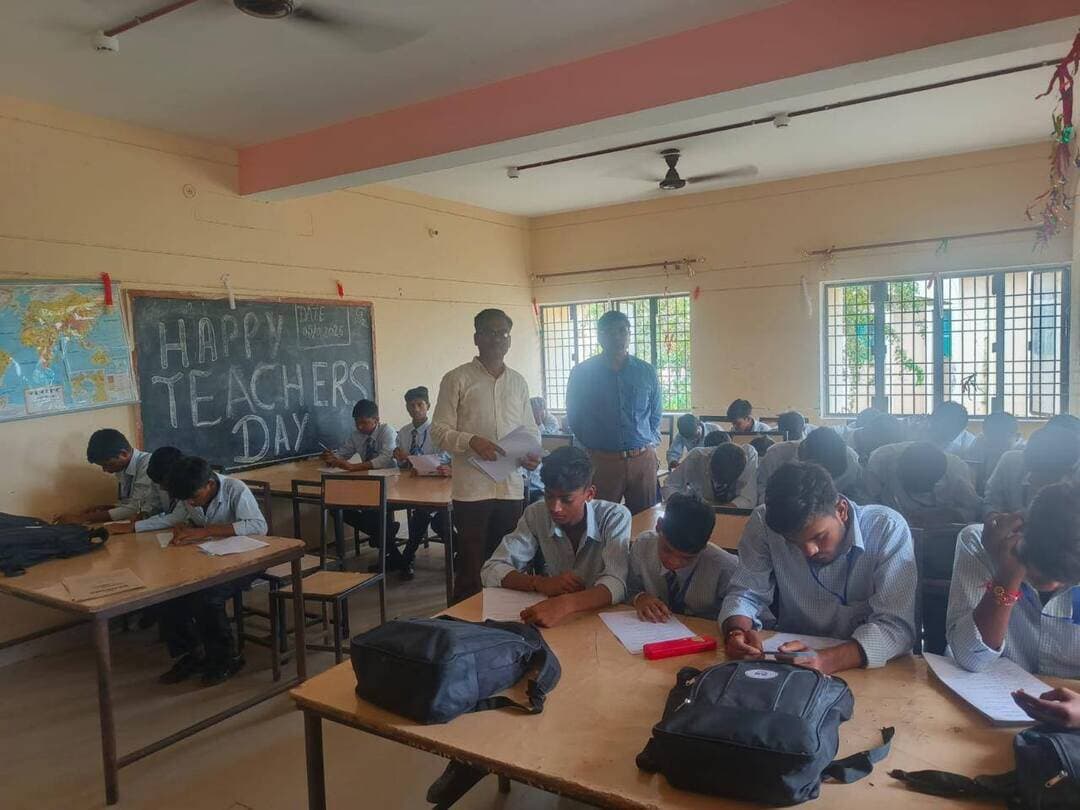 *डीएम के निर्देश पर जय प्रकाश नारायण सर्वोदय विद्यालय शेषपुर, समोधा में क्विज प्रतियोगिता का आयोजन*
*शिक्षण के साथ विद्यार्थियों के सर्वांगीण विकास एवं प्रतिभाओं को प्रोत्साहित करने पर जोर*
*क्विज प्रतियोगिता में 65 छात्रों ने किया प्रतिभाग*
*रायबरेली-14 सितम्बर 2026,*
जिलाधिकारी सरनीत कौर ब्रोका के निर्देशानुसार आज जय प्रकाश नारायण सर्वोदय विद्यालय, शेषपुर, समोधा में विद्यार्थियों के ज्ञानवर्धन एवं सर्वांगीण विकास के उद्देश्य से क्विज प्रतियोगिता का आयोजन किया गया। प्रतियोगिता में विद्यालय के कुल 65 छात्रों ने उत्साहपूर्वक प्रतिभाग किया। प्रतियोगिता के माध्यम से विद्यार्थियों में सामान्य ज्ञान, तार्किक क्षमता, आत्मविश्वास एवं स्वस्थ प्रतिस्पर्धा की भावना विकसित करने का प्रयास किया गया।
उल्लेखनीय है कि जिलाधिकारी द्वारा दो दिन पूर्व जय प्रकाश नारायण सर्वोदय विद्यालय, शेषपुर, समोधा का निरीक्षण किया गया था। निरीक्षण के दौरान जिलाधिकारी ने विद्यालय परिसर, शिक्षण कक्ष, प्रयोगशाला, किचन, डायनिंग हॉल एवं छात्रावास आदि का निरीक्षण करने के साथ ही विद्यार्थियों से संवाद कर उनकी समस्याओं, रुचियों एवं आवश्यकताओं के संबंध में जानकारी प्राप्त की थी।
जिलाधिकारी ने विद्यालय प्रशासन को निर्देशित किया था कि विद्यार्थियों को गुणवत्तापूर्ण शिक्षा उपलब्ध कराने के साथ-साथ क्विज, खेलकूद, सांस्कृतिक कार्यक्रम, रचनात्मक एवं अन्य सह-पाठ्यक्रम गतिविधियों का भी नियमित रूप से आयोजन कराया जाए, ताकि बच्चों को अपनी प्रतिभा एवं हुनर प्रदर्शित करने के लिए पर्याप्त अवसर मिल सके।
इसी क्रम में आज आयोजित क्विज प्रतियोगिता विद्यार्थियों के लिए सीखने के साथ-साथ अपनी प्रतिभा को प्रदर्शित करने का अवसर बनी। प्रतियोगिता में छात्रों ने पूरे उत्साह एवं आत्मविश्वास के साथ प्रतिभाग किया। इस प्रकार की गतिविधियों के माध्यम से विद्यार्थियों की रुचि एवं क्षमता को पहचानने तथा उनकी प्रतिभा को उचित दिशा देने में सहायता मिलेगी।
जिलाधिकारी ने अपने निर्देशों में इस बात पर विशेष जोर दिया है कि विद्यालय में अध्ययनरत बच्चों को केवल पाठ्यक्रम तक सीमित न रखा जाए, बल्कि उनकी रुचि, क्षमता एवं प्रतिभा के अनुरूप विभिन्न क्षेत्रों में आगे बढ़ने के अवसर उपलब्ध कराए जाएं। विद्यार्थियों के भीतर छिपी प्रतिभाओं को पहचानकर उन्हें प्रोत्साहित किया जाए तथा जिस क्षेत्र में उनकी विशेष रुचि एवं क्षमता हो, उसमें आगे बढ़ने के लिए आवश्यक सहयोग एवं मार्गदर्शन प्रदान किया जाए।
जिलाधिकारी का उद्देश्य है कि विद्यालय के विद्यार्थी शिक्षा के साथ-साथ खेल, कला, संस्कृति, विज्ञान, सामान्य ज्ञान, तकनीकी एवं अन्य रचनात्मक क्षेत्रों में भी अपनी प्रतिभा का प्रदर्शन करें और निरंतर आगे बढ़ें। उन्होंने कहा कि विद्यार्थियों को बेहतर अवसर एवं सकारात्मक वातावरण प्रदान कर उन्हें आत्मनिर्भर, आत्मविश्वासी एवं जिम्मेदार नागरिक के रूप में विकसित किया जा सकता है।
उन्होंने कहा कि आज के विद्यार्थी ही कल के देश के कर्णधार हैं। यदि उन्हें प्रारंभ से ही अपनी प्रतिभा को पहचानने, उसे निखारने और आगे बढ़ाने के अवसर प्राप्त हों, तो वे भविष्य में अपने माता-पिता, शिक्षकों, जनपद, प्रदेश एवं देश का नाम रोशन कर सकते हैं।