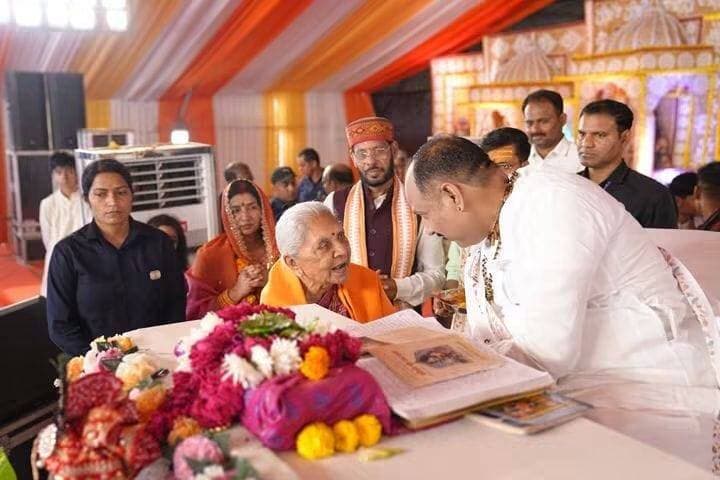 *भव्य श्री शिव महापुराण कथा में सम्मिलित हुईं मा० राज्यपाल आनंदीबेन पटेल*
*राज्यपाल ने परम पूज्य पं० प्रदीप मिश्रा जी के मुखारविंद से कथा का श्रवण कर लिया आशीर्वाद*
*रायबरेली:- 14 सितम्बर 2026,*
चड़रई टोल प्लाजा, निकट बाबूगंज, ऊँचाहार में आयोजित भव्य श्री शिव महापुराण कथा के पावन अवसर पर मा० राज्यपाल, उत्तर प्रदेश आनंदीबेन पटेल ने सम्मिलित होकर व्यासपीठ पर विराजमान सुविख्यात कथावाचक परम पूज्य पं० प्रदीप मिश्रा जी के मुखारविंद से श्री शिव महापुराण कथा का श्रवण किया तथा उनका आशीर्वाद प्राप्त किया। इस अवसर पर कथा स्थल पर साधु-संतों की गरिमामयी उपस्थिति के साथ बड़ी संख्या में श्रद्धालु उपस्थित रहे।
कार्यक्रम के दौरान मा० मंत्री खाद्य एवं रसद तथा नागरिक आपूर्ति विभाग, उत्तर प्रदेश मनोज कुमार पाण्डेय द्वारा मा० राज्यपाल का साल एवं प्रतीक चिन्ह भेंटकर स्वागत एवं अभिनंदन किया गया।
मा० राज्यपाल आनंदीबेन पटेल ने अपने उद्बोधन में कहा कि आज यहां उपस्थित होकर उन्हें अत्यंत प्रसन्नता हो रही है। उन्होंने कहा कि जब भी उन्हें समय मिलता था, तब वह टीवी के माध्यम से परम पूज्य पं० प्रदीप मिश्रा जी की कथा का श्रवण करती थीं। आज प्रत्यक्ष रूप से इस पावन स्थल पर उपस्थित होकर उनकी कथा सुनने तथा आशीर्वाद प्राप्त करने का अवसर मिला, यह उनके लिए अत्यंत सुखद एवं सौभाग्य का विषय है।
मा० राज्यपाल ने कहा कि यह अत्यंत पवित्र एवं आध्यात्मिक स्थल है, जहां बड़ी संख्या में साधु-संत विराजमान हैं और लाखों की संख्या में श्रद्धालु एकत्र होकर श्री शिव महापुराण कथा का श्रवण कर रहे हैं तथा आध्यात्मिक लाभ एवं संतों का आशीर्वाद प्राप्त कर रहे हैं। उन्होंने कहा कि ऐसे धार्मिक एवं आध्यात्मिक आयोजनों से लोगों को भारतीय संस्कृति, आध्यात्मिक परंपराओं एवं सनातन मूल्यों से जुड़ने का अवसर प्राप्त होता है।
मा० राज्यपाल ने भव्य एवं पावन श्री शिव महापुराण कथा के आयोजन के लिए मा० मंत्री मनोज कुमार पाण्डेय की सराहना करते हुए उन्हें बधाई एवं शुभकामनाएं दीं।