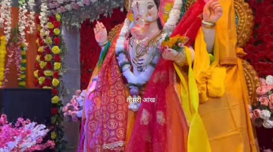 पौड़ी में ढोल-नगाड़ों के साथ श्री गणेश जी की मूर्ति को किया गया स्थापित , 24 सितंबर को होगा देवप्रयाग में विसर्जन।
ब्रेकिंग— देशभर में गणेश चतुर्थी की धूम के बीच आज लोअर बाजार स्थित गणेश चौथ हॉल में ढोल-नगाड़ों के साथ भगवान श्री गणेश की मूर्ति स्थापना कर श्री गणेश चौथ महोत्सव का शुभारंभ किया गया। महोत्सव के दौरान प्रतिदिन सुबह-शाम आरती होगी। 24 सितंबर को देवप्रयाग में मूर्ति विसर्जन से पहले लोअर बाजार से भव्य शोभायात्रा और झांकी निकाली गई।