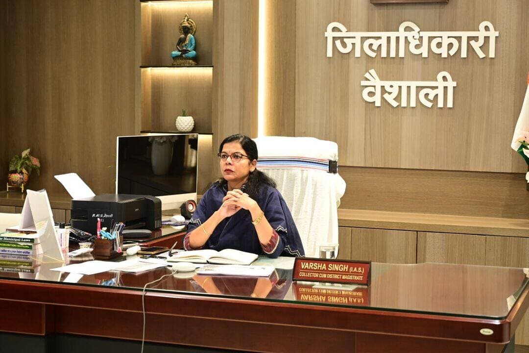 🏫🌊 बाढ़ प्रभावित एवं असुरक्षित विद्यालयों का संचालन तत्काल स्थगित
📍 हाजीपुर | 14 सितंबर 2026
👧👦 बच्चों की सुरक्षा सर्वोच्च प्राथमिकता! 🛡️
वैशाली में बाढ़ एवं जलजमाव की स्थिति को देखते हुए जिला पदाधिकारी, वैशाली श्रीमती वर्षा सिंह (भा.प्र.से.) ने छात्र-छात्राओं, शिक्षकों एवं विद्यालय कर्मियों की सुरक्षा के लिए सख्त एवं आवश्यक निर्देश जारी किए हैं।
🚫 जिन विद्यालयों के परिसर/भवन में बाढ़ का पानी जमा है अथवा जिन तक पहुंचने के मार्ग सुरक्षित नहीं हैं, उनका संचालन तत्काल प्रभाव से स्थगित रखा जाएगा।
🔎 सुरक्षा के लिए विशेष व्यवस्था—
✅ प्रभावित विद्यालयों का स्थल निरीक्षण एवं भौतिक सत्यापन
✅ विद्यालय परिसर की समुचित साफ-सफाई
✅ आवश्यकतानुसार ब्लीचिंग पाउडर एवं क्लोरीन का छिड़काव
✅ पेयजल स्रोतों का कीटाणुशोधन
✅ विद्यालय भवन की सुरक्षा का आकलन
✅ स्वास्थ्य विभाग एवं शिक्षा विभाग के बीच समन्वय
⚠️ जलस्तर घटने के बाद भी कीचड़, गंदगी, जहरीले जीव-जंतुओं तथा डायरिया, डेंगू, मलेरिया जैसी बीमारियों का खतरा बना रह सकता है। इसलिए विद्यालयों का संचालन सुरक्षा एवं स्वास्थ्य संबंधी जांच पूरी होने के बाद ही शुरू किया जाएगा।
📋 सभी प्रभावित विद्यालयों की प्रखंडवार सूची, परिसर एवं पहुंच मार्ग की स्थिति तथा की गई कार्रवाई का प्रतिवेदन 24 घंटे के भीतर जिला आपदा प्रबंधन शाखा को उपलब्ध कराने का निर्देश दिया गया है।
💙 बच्चों की सुरक्षा से कोई समझौता नहीं!
🌱 सुरक्षित विद्यालय • स्वस्थ बच्चे • सुरक्षित भविष्य
Information & Public Relations Department, Government of Bihar
Bihar Education Department
<nis:link nis:type=tag nis:id=districtadministrationvaishali nis:value=DistrictAdministrationVaishali nis:enabled=true nis:link/> <nis:link nis:type=tag nis:id=vaishaliflood nis:value=VaishaliFlood nis:enabled=true nis:link/> <nis:link nis:type=tag nis:id=schoolsafety nis:value=SchoolSafety nis:enabled=true nis:link/> <nis:link nis:type=tag nis:id=childsafety nis:value=ChildSafety nis:enabled=true nis:link/> <nis:link nis:type=tag nis:id=biharadministration nis:value=BiharAdministration nis:enabled=true nis:link/>