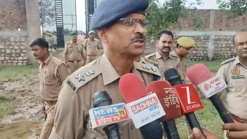 चित्रकूट से इस वक्त की बड़ी खबर सामने आ रही है।
पहाड़ी थाना क्षेत्र के अशोह गांव में हुए भीषण विस्फोट के मामले में 5 घंटे से ज्यादा का समय बीत चुका है, लेकिन पुलिस के सामने अभी भी सबसे बड़ा सवाल यही है कि आखिर विस्फोट करने वाला व्यक्ति कौन था और मौके से मिले शव अथवा मानव अंग किसके हैं।
घटना के बाद से पुलिस लगातार मौके पर जांच-पड़ताल और तलाश में जुटी हुई है, लेकिन अभी तक मृतक की पहचान को लेकर कोई ठोस जानकारी सामने नहीं आई है।
मौके पर करीब चार थानों की पुलिस फोर्स तैनात है। इसके साथ ही चित्रकूट पुलिस अधीक्षक अरुण कुमार सिंह, अपर पुलिस अधीक्षक और सीओ राजापुर सहित पुलिस के वरिष्ठ अधिकारी घटनास्थल पर मौजूद हैं।
विस्फोट इतना भीषण था कि जमीन में बड़ा गड्ढा बन गया और आसपास के क्षेत्र में भी हड़कंप मच गया। मौके से मानव अंग मिलने के बाद पुलिस के सामने यह चुनौती और बढ़ गई है कि आखिर यह घटना कैसे हुई और इसमें शामिल व्यक्ति कौन था।
फिलहाल पुलिस की जांच जारी है और घटनास्थल को सुरक्षित रखते हुए हर पहलू से जांच की जा रही है।
अब सबसे बड़ा सवाल यही है—आखिर वह व्यक्ति कौन था, जिसने यहां विस्फोट किया और मौके पर उसकी मौत कैसे हुई?
पुलिस की जांच और विशेषज्ञ टीमों की रिपोर्ट के बाद ही पूरे मामले से पर्दा उठने की उम्मीद है।