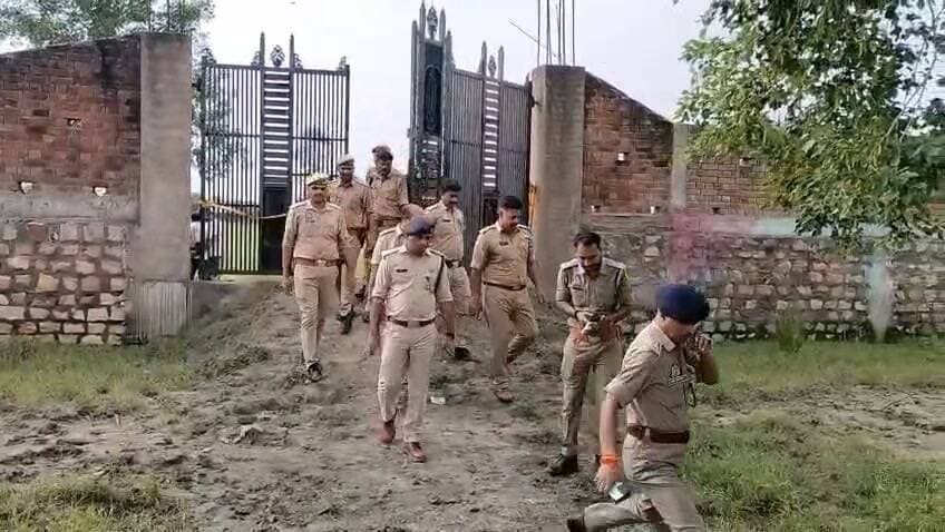 चित्रकूट से इस वक्त की बड़ी खबर सामने आ रही है।
पहाड़ी थाना क्षेत्र के अशोह गांव में हुए भीषण विस्फोट के मामले में 5 घंटे से ज्यादा का समय बीत चुका है, लेकिन पुलिस के सामने अभी भी सबसे बड़ा सवाल यही है कि आखिर विस्फोट करने वाला व्यक्ति कौन था और मौके से मिले शव अथवा मानव अंग किसके हैं।
घटना के बाद से पुलिस लगातार मौके पर जांच-पड़ताल और तलाश में जुटी हुई है, लेकिन अभी तक मृतक की पहचान को लेकर कोई ठोस जानकारी सामने नहीं आई है।
मौके पर करीब चार थानों की पुलिस फोर्स तैनात है। इसके साथ ही चित्रकूट पुलिस अधीक्षक अरुण कुमार सिंह, अपर पुलिस अधीक्षक और सीओ राजापुर सहित पुलिस के वरिष्ठ अधिकारी घटनास्थल पर मौजूद हैं।
विस्फोट इतना भीषण था कि जमीन में बड़ा गड्ढा बन गया और आसपास के क्षेत्र में भी हड़कंप मच गया। मौके से मानव अंग मिलने के बाद पुलिस के सामने यह चुनौती और बढ़ गई है कि आखिर यह घटना कैसे हुई और इसमें शामिल व्यक्ति कौन था।
फिलहाल पुलिस की जांच जारी है और घटनास्थल को सुरक्षित रखते हुए हर पहलू से जांच की जा रही है।
अब सबसे बड़ा सवाल यही है—आखिर वह व्यक्ति कौन था, जिसने यहां विस्फोट किया और मौके पर उसकी मौत कैसे हुई?
पुलिस की जांच और विशेषज्ञ टीमों की रिपोर्ट के बाद ही पूरे मामले से पर्दा उठने की उम्मीद है।