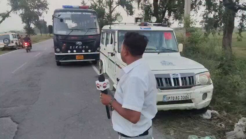 चित्रकूट से इस वक्त की बड़ी खबर सामने आ रही है।
पहाड़ी थाना क्षेत्र के अशोह गांव में हुए भीषण विस्फोट के मामले में 5 घंटे से ज्यादा का समय बीत चुका है, लेकिन पुलिस के सामने अभी भी सबसे बड़ा सवाल यही है कि आखिर विस्फोट करने वाला व्यक्ति कौन था और मौके से मिले शव अथवा मानव अंग किसके हैं।
घटना के बाद से पुलिस लगातार मौके पर जांच-पड़ताल और तलाश में जुटी हुई है, लेकिन अभी तक मृतक की पहचान को लेकर कोई ठोस जानकारी सामने नहीं आई है।
मौके पर करीब चार थानों की पुलिस फोर्स तैनात है। इसके साथ ही चित्रकूट पुलिस अधीक्षक अरुण कुमार सिंह, अपर पुलिस अधीक्षक और सीओ राजापुर सहित पुलिस के वरिष्ठ अधिकारी घटनास्थल पर मौजूद हैं।
विस्फोट इतना भीषण था कि जमीन में बड़ा गड्ढा बन गया और आसपास के क्षेत्र में भी हड़कंप मच गया। मौके से मानव अंग मिलने के बाद पुलिस के सामने यह चुनौती और बढ़ गई है कि आखिर यह घटना कैसे हुई और इसमें शामिल व्यक्ति कौन था।
फिलहाल पुलिस की जांच जारी है और घटनास्थल को सुरक्षित रखते हुए हर पहलू से जांच की जा रही है।
अब सबसे बड़ा सवाल यही है—आखिर वह व्यक्ति कौन था, जिसने यहां विस्फोट किया और मौके पर उसकी मौत कैसे हुई?
पुलिस की जांच और विशेषज्ञ टीमों की रिपोर्ट के बाद ही पूरे मामले से पर्दा उठने की उम्मीद है।
