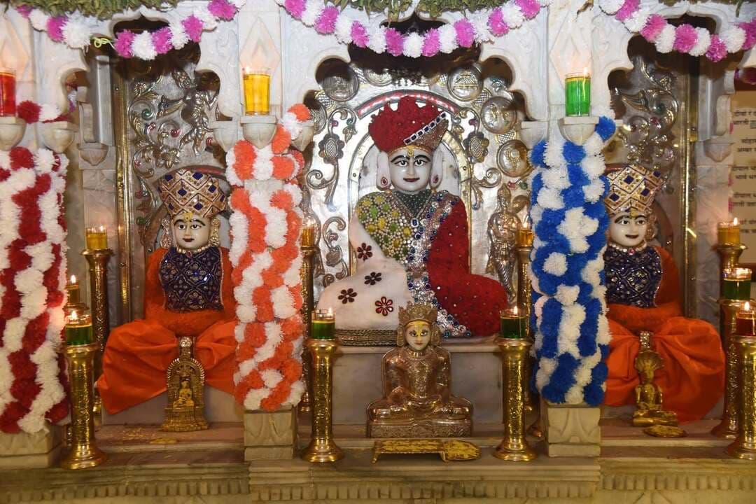 पर्युषण में भक्ति का रंग, मनीष के भजनों पर झूमे श्रद्धालु
संवत्सरी पर होगी विशेष अंगरचना, भक्ति संध्या और बहुमान कार्यक्रम
भीलवाड़ा(महेन्द्र नागौरी) बापूनगर स्थित श्री संभवनाथ जैन श्वेताम्बर मंदिर में पर्युषण महापर्व की आराधना श्रद्धा और भक्ति के रंग में रंगी हुई है। पूजा-अर्चना के साथ रोजाना शाम भक्ति संध्या में श्रद्धालु प्रभु भक्ति में डूब रहे हैं।
पर्युषण के छठे दिन मनीष सोनी ने भजनों की ऐसी सुरमयी प्रस्तुति दी कि देर रात तक मंदिर परिसर भक्तिरस में झूमता रहा। ‘मैंने तेरे ही भरोसे महावीर’, ‘मेरे मन में पारसनाथ’, ‘पारस प्यारो लागे’, ‘मैं जैन हूं यहीं पहचान है’ सहित अनेक भजनों ने माहौल को भक्तिमय बना दिया। गणेश (लंकेश) सुराणा के साथ जुगलबंदी ने भी खूब रंग जमाया।
सोमवार को सातवें दिन विभिन्न परिवारों ने पूजा, आरती, मंगल दीपक व अंगरचना के लाभ लिए। बच्चों की प्रभावना भी की गई।
अब संवत्सरी महापर्व को परमात्मा की विशेष अंगरचना, भव्य भक्ति संध्या और बहुमान कार्यक्रम आकर्षण का केंद्र रहेंगे। मंदिर समिति ने श्रद्धालुओं से बड़ी संख्या में पहुंचकर आराधना एवं कर्मनिर्जरा का लाभ लेने का आह्वान किया है।