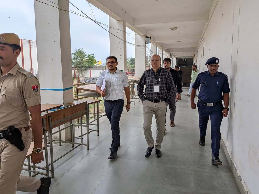 नगर निकाय चुनाव में भाजपा का दबदबा, कांग्रेस ने भी जमाया दम
भीलवाड़ा निगम के 70 वार्डों में भाजपा 45 पर काबिज, कांग्रेस को 10 वार्ड; पालिकाओं में कहीं भाजपा तो कहीं कांग्रेस का पलड़ा भारी
गंगापुर और शाहपुरा में कांग्रेस की बढ़त, जहाजपुर-मांडलगढ़ में भाजपा का दबदबा; निर्दलीयों ने कई निकायों में बिगाड़े सियासी समीकरण
भीलवाड़ा( महेन्द्र नागौरी) नगर निकाय आम चुनाव-2026 के नतीजों ने जिले की स्थानीय राजनीति की नई तस्वीर सामने रख दी है। सोमवार को हुई मतगणना के बाद जिले के नगर निगम भीलवाड़ा सहित 10 नगरपालिकाओं के सभी परिणाम घोषित कर दिए गए। नतीजों में सबसे बड़ा सियासी संदेश नगर निगम भीलवाड़ा से सामने आया, जहां भाजपा ने 70 में से 45 वार्ड जीतकर स्पष्ट बढ़त बनाई। कांग्रेस महज 10 वार्डों तक सिमट गई, जबकि 15 वार्डों में निर्दलीयों ने जीत दर्ज कर दोनों प्रमुख दलों के सामने चुनौती खड़ी कर दी।
जिले की नगरपालिकाओं के परिणाम देखें तो तस्वीर पूरी तरह एकतरफा नहीं रही। कई निकायों में भाजपा ने अपना प्रभाव कायम रखा तो गंगापुर और शाहपुरा में कांग्रेस ने मजबूत प्रदर्शन करते हुए भाजपा को पीछे छोड़ दिया। वहीं कई जगह निर्दलीय प्रत्याशियों ने दोनों दलों के समीकरणों को झटका दिया है। ऐसे में चुनाव परिणाम केवल जीत-हार नहीं, बल्कि आगामी स्थानीय राजनीति के लिए नए शक्ति-संतुलन के संकेत भी दे रहे हैं।
नगर निगम में भाजपा की बड़ी छलांग, कांग्रेस पिछड़ी
भीलवाड़ा नगर निगम के 70 वार्डों के परिणाम भाजपा के पक्ष में सबसे बड़ा राजनीतिक संदेश लेकर आए। भाजपा के 45 प्रत्याशी विजयी रहे, जबकि कांग्रेस को सिर्फ 10 सीटों से संतोष करना पड़ा। वहीं 15 निर्दलीय प्रत्याशियों ने जीत हासिल की।
नगर निगम में भाजपा की यह बढ़त उसे बोर्ड की राजनीति में मजबूत स्थिति में ले जाती दिखाई दे रही है। दूसरी ओर कांग्रेस के लिए 10 वार्डों का आंकड़ा आत्ममंथन का विषय है। निर्दलीयों की बड़ी संख्या ने यह भी संकेत दिया है कि स्थानीय स्तर पर कई वार्डों में मतदाताओं ने दलों से अलग जाकर उम्मीदवारों को तरजीह दी।
पालिकाओं में अलग-अलग रंग दिखा जनादेश:-
जिले की नगरपालिकाओं के परिणामों ने भाजपा और कांग्रेस दोनों के लिए अलग-अलग संदेश दिए हैं।
आसींद के 25 वार्डों में भाजपा ने 12, कांग्रेस ने 8 और निर्दलीयों ने 5 वार्ड जीते।
बनेड़ा के 20 वार्डों में भाजपा 10 सीटों के साथ आगे रही। कांग्रेस को 9 और निर्दलीय को 1 सीट मिली। यहां भाजपा और कांग्रेस के बीच मुकाबला बेहद करीबी रहा।
बीगोद में भाजपा ने 12 वार्ड, कांग्रेस ने 6 और निर्दलीयों ने 7 वार्ड जीतकर समीकरणों को रोचक बना दिया।
बिजौलिया के 25 वार्डों में भाजपा ने 12, कांग्रेस ने 11 और निर्दलीयों ने 2 सीटें जीतीं। यहां दोनों प्रमुख दलों के बीच कांटे की टक्कर देखने को मिली।
गंगापुर में कांग्रेस का पलड़ा भारी
गंगापुर नगरपालिका के परिणाम भाजपा के लिए झटका और कांग्रेस के लिए राहत लेकर आए। यहां 25 वार्डों में कांग्रेस ने 14 सीटों पर जीत दर्ज कर बढ़त बनाई, जबकि भाजपा को 9 सीटें मिलीं। दो वार्ड निर्दलीयों के खाते में गए।
गंगापुर का जनादेश जिले की उस राजनीतिक तस्वीर को रेखांकित करता है, जिसमें स्थानीय स्तर पर कांग्रेस अभी भी अपनी जमीन बनाए हुए है।
गुलाबपुरा में त्रिकोणीय समीकरण
गुलाबपुरा नगरपालिका के 35 वार्डों में भाजपा ने 14, कांग्रेस ने 10 और निर्दलीयों ने 10 सीटें जीतीं। वहीं आरएलपी ने एक वार्ड में जीत दर्ज की।
यहां किसी एक दल को स्पष्ट बहुमत जैसा राजनीतिक संदेश नहीं मिला। निर्दलीयों की मजबूत मौजूदगी आगे बोर्ड गठन की राजनीति को महत्वपूर्ण बना सकती है।
हमीरगढ़ में भाजपा आगे, कांग्रेस पीछे
हमीरगढ़ के 20 वार्डों में भाजपा के 8, कांग्रेस के 7 और निर्दलीयों के 5 प्रत्याशी विजयी रहे। यहां भी दोनों प्रमुख दलों के बीच अंतर बहुत बड़ा नहीं रहा और निर्दलीयों की भूमिका अहम बन गई।
जहाजपुर और मांडलगढ़ में भाजपा का दबदबा
जहाजपुर में भाजपा ने शानदार प्रदर्शन करते हुए 25 में से 15 वार्डों पर कब्जा जमाया। कांग्रेस को सिर्फ 3 सीटें मिलीं, जबकि 7 निर्दलीय विजयी रहे।
इसी तरह मांडलगढ़ के 20 वार्डों में भाजपा ने 11 सीटें जीतकर बढ़त बनाई। कांग्रेस के खाते में सिर्फ 2 सीटें आईं, जबकि 7 निर्दलीय प्रत्याशियों ने जीत हासिल की।
इन दोनों निकायों के परिणाम भाजपा के लिए खासे उत्साहजनक रहे, जबकि कांग्रेस के लिए यहां का प्रदर्शन संगठनात्मक स्तर पर बड़े सवाल खड़े करता है।
शाहपुरा में कांग्रेस की बड़ी वापसी
शाहपुरा नगरपालिका का परिणाम कांग्रेस के लिए जिले की सबसे बड़ी राहत में से एक रहा। 35 वार्डों में कांग्रेस ने 22 सीटों पर जीत दर्ज की, जबकि भाजपा महज 8 वार्डों तक सीमित रही। निर्दलीयों ने 5 वार्ड अपने नाम किए।
शाहपुरा का जनादेश बताता है कि जिले की स्थानीय राजनीति में भाजपा का प्रभाव हर निकाय में समान नहीं है और कुछ क्षेत्रों में कांग्रेस ने अपनी मजबूत पकड़ कायम रखी है।
पूरे जिले का राजनीतिक संदेश क्या?
इन परिणामों को एक साथ देखें तो नगर निगम भीलवाड़ा में भाजपा की मजबूत पकड़ साफ दिखाई देती है। वहीं नगरपालिका स्तर पर तस्वीर मिश्रित है। आसींद, बनेड़ा, बीगोद, बिजौलिया, जहाजपुर और मांडलगढ़ में भाजपा ने मजबूत प्रदर्शन किया, जबकि गंगापुर और शाहपुरा में कांग्रेस ने दमदार वापसी का संकेत दिया।
सबसे महत्वपूर्ण पहलू निर्दलीय प्रत्याशियों का प्रदर्शन रहा। कई निकायों में निर्दलीयों ने इतनी सीटें जीती हैं कि बोर्ड गठन के समय उनकी भूमिका निर्णायक हो सकती है। ऐसे में चुनाव परिणाम घोषित होने के बाद अब सियासी गतिविधियों का अगला चरण शुरू होना तय माना जा रहा है।
नगर निकाय चुनाव ने यह भी साफ कर दिया है कि स्थानीय राजनीति में पार्टी के साथ-साथ उम्मीदवार की व्यक्तिगत पकड़, स्थानीय समीकरण, वार्ड स्तर का संगठन और बागी प्रत्याशियों का प्रभाव निर्णायक भूमिका निभाता है।
प्रशासन ने शांतिपूर्ण ढंग से कराई मतगणना
नगर निकाय आम चुनाव-2026 के तहत सोमवार को सभी निकायों में मतगणना शांतिपूर्ण एवं निष्पक्ष रूप से संपन्न हुई। नगर निगम भीलवाड़ा के वार्ड सदस्य पदों की मतगणना जिला मुख्यालय स्थित राजकीय पॉलिटेक्निक महाविद्यालय, तिलक नगर में हुई, जबकि 10 नगरपालिकाओं की मतगणना संबंधित पालिका मुख्यालयों पर कराई गई।
जिला निर्वाचन अधिकारी जसमीत सिंह संधू के निर्देश पर मतगणना स्थलों पर सुरक्षा, प्रवेश-निकास, कार्मिकों की सुविधाओं और कानून-व्यवस्था को लेकर व्यापक इंतजाम किए गए। अधिकृत व्यक्तियों के प्रवेश की निगरानी की गई तथा राज्य निर्वाचन आयोग के दिशा-निर्देशों की पालना सुनिश्चित की गई।
चुनाव पर्यवेक्षक ने लिया व्यवस्थाओं का जायजा
चुनाव पर्यवेक्षक अरविंद सारस्वत ने मतगणना केंद्रों का निरीक्षण किया। उन्होंने मतगणना कक्षों की व्यवस्थाओं, सुरक्षा इंतजामों और निर्वाचन प्रक्रिया का जायजा लेते हुए अधिकारियों से जानकारी ली। उन्होंने मतगणना को निष्पक्ष, पारदर्शी एवं व्यवस्थित तरीके से संपन्न कराने के निर्देश दिए।
अब नजर बोर्ड गठन और सियासी जोड़तोड़ पर
नतीजे घोषित होने के साथ चुनावी मुकाबला भले ही खत्म हो गया हो, लेकिन स्थानीय सत्ता की असली राजनीतिक बाजी अब बोर्ड गठन के दौरान देखने को मिलेगी। जहां निर्दलीयों की संख्या अधिक है, वहां उनकी भूमिका अचानक बेहद महत्वपूर्ण हो गई है। भाजपा और कांग्रेस दोनों की नजर ऐसे वार्डों पर रहेगी, जहां निर्दलीय पार्षद सत्ता के समीकरण का रुख बदल सकते हैं।
यानी मतपेटियां खुल चुकी हैं, आंकड़े सामने आ चुके हैं—अब निगाहें बोर्ड की कुर्सी पर हैं।