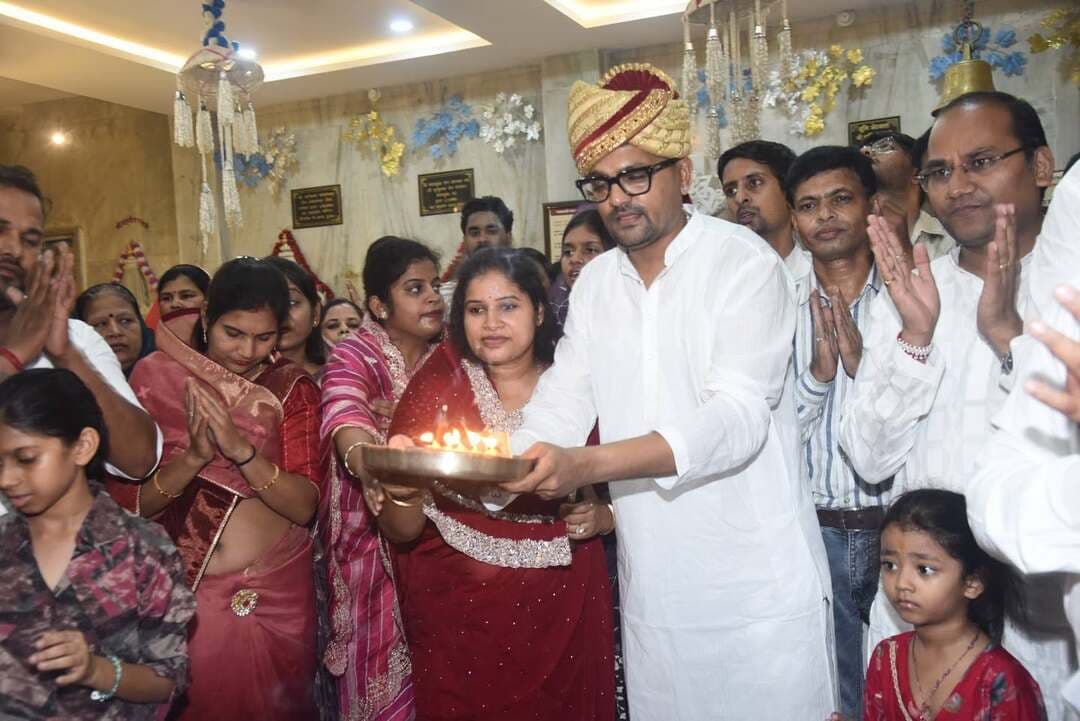 *छाए श्रद्धा एवं आस्था के रंग, मनीष के भजनों पर परमात्मा की भक्ति में झूमे भक्तगण*
*बापूनगर स्थित श्री संभवनाथ जैन श्वेताम्बर मंदिर में पयुर्षण महापर्व की आराधना*
भीलवाड़ा :निलेश कांठेड़ 14 सितम्बर। पर्वाधिराज पर्युषण महापर्व की आठ दिवसीय आराधना के तहत बापूनगर स्थित श्री संभवनाथ जैन श्वेताम्बर मंदिर में पूजा अर्चना के साथ श्रद्धाभाव से प्रभु भक्ति से ओतप्रोत विभिन्न कार्यक्रम हो रहे है। सुबह व शाम भगवान की पूजा अर्चना हो रही है तो शाम ढलने के बाद रात 8.15 बजे से प्रभु भक्ति से ओतप्रोत गीत व भजनों की गूंज है। उपासरे में भीलवाड़ा के प्रसिद्ध गायकों के द्वारा भव्य भक्ति संध्या का आयोजन किया जा रहा है। पर्युषण के अंतिम दिन संवत्सरी महापर्व पर मंगलवार को परमात्मा की विशेष अंगरचना होगी, भक्ति संध्या एवं बहुमान कार्यक्रम होगा।
पर्युषण के छठे दिवस रविवार रात भजन संध्या में मनीष सोनी के भजनों ने परमात्मा की भक्ति का ऐसा रंग जमाया कि भक्तगण श्रद्धाभाव से झूम उठे। उन्होंने मैने तेरे ही भरोसे महावीर, मेरे मन में पारसनाथ, भक्ति की है रात, पारस प्यारो लागे, मैं जैन हूं यहीं पहचान है, साथी हमारा कौन बनेगा, भैरूजी मासु बोलो बतलावों जी, दीवाना तेरा आया बाबा तेरी नगरी में, म्हारी पद्मावती मैया, तेरा दर तो हकीकत में खुशियों का खजाना है आदि भजनों की प्रस्तुति देकर मंत्रमुग्ध कर दिया। मनीष ने गायक गणेश (लंकेश) सुराणा के साथ जुगलबंदी में तु कितनी अच्छी है भजन गाकर भक्तों को भाव विभोर कर दिया। भजन संध्या के शुरू में गोविन्द गुरावा ने महामंत्र नवकार की प्रस्तुति दी। भक्ति संध्या समाप्ति पर प्रभु की बधाई गणेश सुराणा ने ली। चढ़ावे की प्रक्रिया एवं मंच संचालन कुलदीप गुगलिया ने किया। मनीष सोनी का बहुमान कर स्वागत सुशील रांका, विवेक खाब्या एवं मनोज महात्मा ने किया। देर रात तक चली भक्ति संध्या में शामिल होने के लिए भीलवाड़ा के विभिन्न क्षेत्रों से बड़ी संख्या में भक्तगण पहुंचे थे।
श्री संभवनाथ जैन श्वेताम्बर मंदिर समिति के तत्वावधान में पर्युषण के सातवें दिन सोमवार को पक्षाल व केसर पुजा एवं अगरंचना का लाभ संजयकुमार, विजयकुमार, हर्ष, कल्प लोढ़ा परिवार ने प्राप्त किया। परमात्मा की प्रातःकालीन आरती एवं मंगल दीपक का लाभ हेमंत सेठिया परिवार बड़ीसादड़ी ने पाया। नाकोड़ा भैरूजी देव एवं पद्मावती माता की आरती का लाभ रोहित बापना परिवार ने लिया। इसी तरह सांयकालीन भगवान की आरती एवं मंगलदीपक का लाभ सपना विपिन संकलेचा परिवार ने एवं नाकोड़ा भैरव देव एवं पद्मावति माता की आरती का लाभ सुनीलकुमार, राकेशकुमार भंसाली परिवार ने प्राप्त किया। परमात्मा की पूजा करने वाले बच्चों की प्रभावना के लाभार्थी प्रेमचंद गुगलिया परिवार रहा। अंगरचना बनाने में सहयोग दिनेश जी गोलेछा,संजय लोढ़ा,संयम कर्णावत,खुशी मेहता,युग कांवड़िया,साक्षी आंचलिया का रहा।
प्रतिदिन पर्युषण पर्व की व्यवस्थाओं में बलवंत मेहता, मनीष बापना, दिनेश गोलेछा अनिल विश्लोत, विवेक खाब्या, संजय लोढ़ा, पवन लोढ़ा, सुनील कर्णावट, अग्रज बिरानी, दिलीप जैन, नमन गोलेछा, साक्षी आंचलिया, युग कावड़िया, संयम कर्णावट, सुशील रांका, सुनीता खाब्या, आशीष खाब्या का विशेष सहयोग मिल रहा है।
मंदिर समिति के संरक्षक सुशीलादेवी सिंघवी, बलवंतसिंह मेहता, अध्यक्ष मनीष बापना, उपाध्यक्ष गुणवंतलाल जैन, मंत्री दिनेश गोलेछा,सहमंत्री कुलदीप गुगलिया,कोषाध्यक्ष अनिल बिसलोत आदि पदाधिकारियों ने सभी श्रद्धालुओं से संवत्सरी महापर्व पर होने वाले कार्यक्रमों में पधार कर कर्मो की निर्जरा कर भक्ति का आनंद लेने का आग्रह किया है।