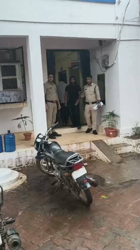 शिवपुरी- सोशल मीडिया में वायरल विडियों में अमर्यादित भाषा का प्रयोग करने बाले आरोपी शिब्बू उर्फ शिवाजी पंडित को थाना फिजीकल पुलिस द्वारा गिरफ्तार कर न्यायालय पेश किया एवं जेल भेजा गया।
