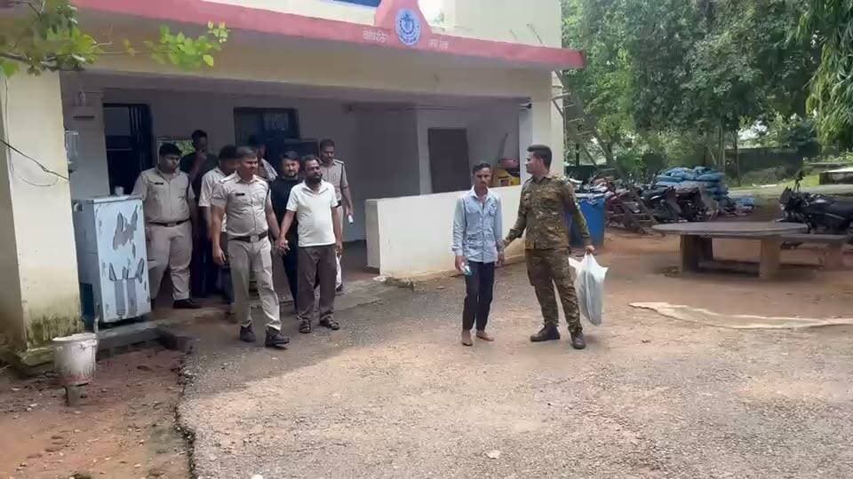 शिवपुरी- थाना अमोला अन्तर्गत लायसेंस कम्पोजिट शराब की दुकान मे तोड़फोड कर शराब एवं दुकान मे आग लगाने वाले अपराधियों में एक सरपंच एक जनपद सदस्य सहित कुल 21 आरोपियों को गिरफ्तार कर जेल भेजा।