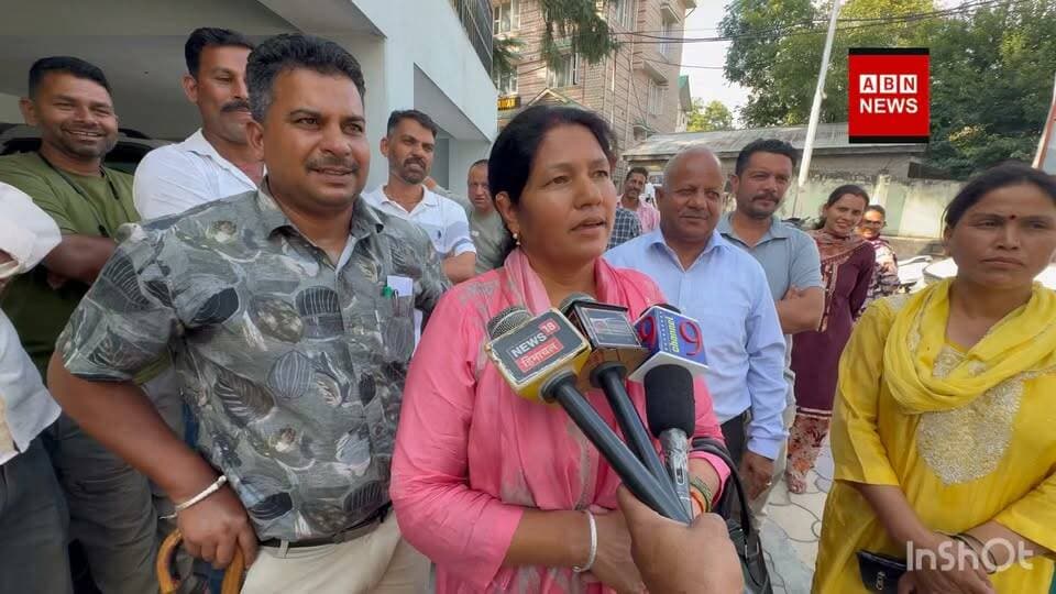 🚨 खोखन पंचायत के शॉपिंग कॉम्प्लेक्स पर उठे गंभीर सवाल, पूर्व प्रधान नारा ठाकुर ने खोला मोर्चा
2009 में बना था कॉम्प्लेक्स, आज भी विकास का इंतजार! गंदगी के बीच खड़ा भवन, स्वच्छता के लिए प्रस्तावित जगह भी नहीं बन पाई
कुल्लू/खोखन। खोखन पंचायत के शॉपिंग कॉम्प्लेक्स को लेकर अब पंचायत की पूर्व प्रधान नारा ठाकुर ने गंभीर सवाल खड़े किए हैं। नारा ठाकुर का कहना है कि वर्ष 2009 में उनके कार्यकाल के दौरान शॉपिंग कॉम्प्लेक्स का निर्माण करवाया गया था, लेकिन उनके कार्यकाल के बाद जितने भी प्रधान आए, उनके कार्यकाल में कॉम्प्लेक्स में विकास के नाम पर एक ईंट तक नहीं लगी।
पूर्व प्रधान का आरोप है कि कॉम्प्लेक्स में लोगों की सुविधा और स्वच्छता को ध्यान में रखते हुए शौचालय आदि के लिए भी जगह रखी गई थी, लेकिन इतने वर्षों बाद भी वह सुविधा विकसित नहीं हो पाई। आज स्थिति यह है कि पूरे कॉम्प्लेक्स में गंदगी का आलम है और सफाई व्यवस्था सवालों के घेरे में है।
🔥 सबसे बड़ा सवाल—आखिर संपत्ति का बंटवारा किस आधार पर?
नारा ठाकुर ने कॉम्प्लेक्स की संपत्ति के कथित बंटवारे को लेकर भी गंभीर सवाल उठाए हैं। उनका कहना है कि पिछले प्रधान के कार्यकाल में दूसरी पंचायत के नाम कथित तौर पर आधी हिस्सेदारी कैसे हो गई, यह जांच का विषय है।
उन्होंने सवाल उठाते हुए कहा कि यह फैसला किस सरकारी रिकॉर्ड, प्रस्ताव या पंचायत के निर्णय के आधार पर हुआ? पंचायत में इस संबंध में कोई प्रस्ताव हुआ था या नहीं, इसकी जानकारी भी सार्वजनिक होनी चाहिए।
पूर्व प्रधान ने आरोप लगाया कि यदि सरकारी कागजातों में किसी प्रकार की छेड़छाड़ या बदलाव हुआ है तो उसकी भी जांच होनी चाहिए और यह सामने आना चाहिए कि आखिर किस आधार पर संपत्ति का बंटवारा किया गया।
⚠️ नारा ठाकुर का तीखा सवाल
नारा ठाकुर के मुताबिक, कथित बंटवारे में कॉम्प्लेक्स की निचली मंजिल एक पक्ष के नाम और खोखन पंचायत के हिस्से में ऊपरी मंजिल दिए जाने की बात सामने आती है।
उन्होंने इस व्यवस्था पर सवाल उठाते हुए कहा कि अगर खोखन पंचायत इस संपत्ति की मालिक है, तो फिर मालिक को ही ऊपर की मंजिल और दूसरे पक्ष को नीचे की मंजिल देने का आधार क्या था?
उन्होंने व्यंग्यात्मक अंदाज में कहा—
“यह तो ऐसा हिसाब हो गया कि मालिक हवा में और मुफ्त के किरायेदार जमीन पर मालिक बन गए!”
📌 पंचायत रिकॉर्ड सार्वजनिक करने की मांग
पूर्व प्रधान नारा ठाकुर ने मांग उठाई है कि शॉपिंग कॉम्प्लेक्स से जुड़े सभी सरकारी दस्तावेज, पंचायत प्रस्ताव, भूमि एवं स्वामित्व संबंधी रिकॉर्ड और संपत्ति के बंटवारे का आधार सार्वजनिक किया जाए, ताकि लोगों को सच्चाई पता चल सके।
अब सवाल यह है कि वर्ष 2009 में जनता की सुविधा के लिए बनाया गया यह कॉम्प्लेक्स आज बदहाली का शिकार क्यों है? और यदि संपत्ति का बंटवारा हुआ है तो वह किस नियम और किस पंचायत प्रस्ताव के तहत हुआ?
इन सवालों के जवाब अब खोखन पंचायत के लोगों को इंतजार हैं।
नोट: संपत्ति के बंटवारे और सरकारी दस्तावेजों में छेड़छाड़ से जुड़े आरोपों की स्वतंत्र पुष्टि अभी नहीं हुई है। संबंधित पंचायत/पक्ष का जवाब मिलने पर उसे भी प्रमुखता से प्रकाशित किया जाना चाहिए।
: सोनू ठाकुर
ABN NEWS | KULLU
#खोखन #खोखनपंचायत #Kullu #KulluNews #ABNNews #SonuThakur #ShoppingComplex #PanchayatNews #HimachalNews #HimachalPradesh #KulluNewsUpdate #Panchayat #BreakingNews #LocalNews #Development #खबर #पंचायत #कुल्लू #हिमाचलप्रदेश