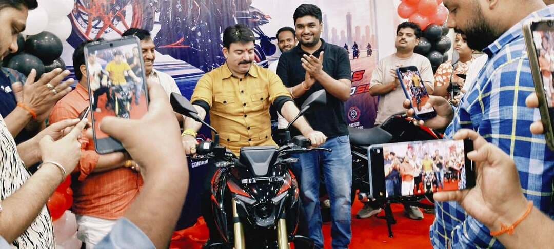 देवरिया में बजाज की नई पल्सर सीरीज का भव्य शुभारंभ, युवाओं को लुभाएगा नया डिजाइन और दमदार फीचर्स
#देवरिया। बजाज ऑटो के अधिकृत डीलर गणेश ऑटो सेल्स, कोटक महिंद्रा बैंक, सलेमपुर रोड दानोपुर, देवरिया पर सोमवार को बजाज की नई पल्सर मोटरसाइकिलों की सीरीज का भव्य शुभारंभ किया गया। कार्यक्रम में मुख्य अतिथि देवरिया सदर के विधायक शशांक मणि त्रिपाठी ने पल्सर N160 S, पल्सर N160 SS, पल्सर 150 LCD, पल्सर 150 TFT, पल्सर 125 LCD और पल्सर 125 TFT का फीता काटकर शुभारंभ किया।
इस अवसर पर गणेश ऑटो सेल्स के प्रोपराइटर सुधीर विश्वकर्मा, सुमित विश्वकर्मा, आकाश विश्वकर्मा, शाश्वत विश्वकर्मा समेत कर्मचारियों ने ग्राहकों को नई पल्सर के फीचर्स, परफॉर्मेंस और उपलब्धता के बारे में जानकारी दी।
नई पल्सर N160 S और N160 SS को आधुनिक डिजाइन, शानदार स्टाइल और दमदार परफॉर्मेंस के साथ पेश किया गया है। बाइक में इंटेलिजेंट थ्रॉटल, पंच राइडिंग मोड, रेन मोड, स्पोर्ट मोड, ऑफ-रोड, टूर मोड, गूगल नेविगेशन, TFT स्क्रीन और ट्रैक्शन कंट्रोल जैसे फीचर्स दिए गए हैं। कंपनी के अनुसार ये फीचर्स बाइक के स्पोर्टी लुक और राइडिंग अनुभव को बेहतर बनाने के साथ युवाओं को खास तौर पर आकर्षित करेंगे।
लॉन्चिंग कार्यक्रम में मौजूद बाइक प्रेमियों ने नई पल्सर के डिजाइन और फीचर्स की सराहना की। ग्राहकों को बाइक की कीमत, टेस्ट राइड, बुकिंग और अन्य जानकारी के लिए शोरूम पहुंचने की सुविधा उपलब्ध कराई गई।
गणेश ऑटो सेल्स की ओर से बताया गया कि ग्राहकों की बदलती जरूरतों को ध्यान में रखते हुए नई पल्सर सीरीज पेश की गई है। इच्छुक ग्राहक शोरूम पहुंचकर नई बाइक की जानकारी और टेस्ट राइड ले सकते हैं।
Dr. Shalabh Mani Tripathi DM Deoria