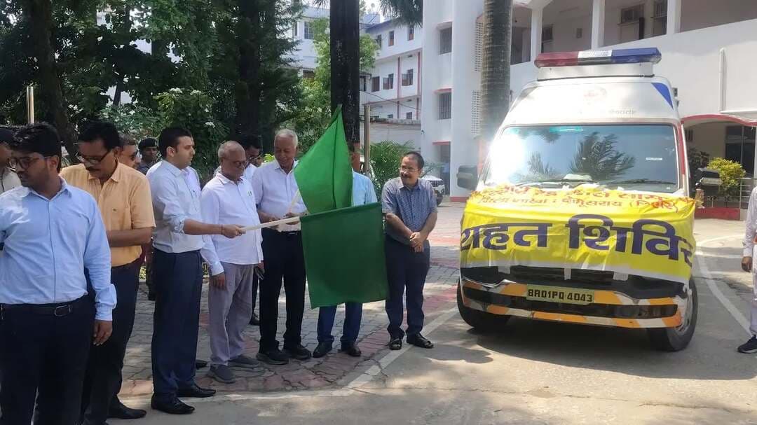 बाढ़ प्रभावितों की सहायता हेतु रेड क्रॉस ने मटिहानी भेजी राहत सामग्री।
बाढ़ प्रभावित परिवारों तक राहत एवं आवश्यक सामग्री पहुंचाने के उद्देश्य से भारतीय रेड क्रॉस सोसाइटी, बेगूसराय शाखा द्वारा लगभग 500 लोगों के लिए सूखा भोजन एवं हाइजीन किट से युक्त राहत सामग्री मटिहानी क्षेत्र में भेजी गई।
जिला पदाधिकारी-सह-अध्यक्ष, रेड क्रॉस सोसाइटी, बेगूसराय श्री रिची पांडेय ने समाहरणालय परिसर से हरी झंडी दिखाकर दो वाहनों को रवाना किया। राहत सामग्री का वितरण छितरौर, नयागांव, तीनमुहानी सहित अन्य प्रभावित क्षेत्रों में किया गया। जिला पदाधिकारी ने रेड क्रॉस सोसाइटी के सेवा एवं सहयोग की सराहना करते हुए कहा कि प्रभावित परिवारों तक समय पर आवश्यक सहायता पहुंचाना जिला प्रशासन की प्राथमिकता है।
IPRD Bihar
#begusarai
#redcross