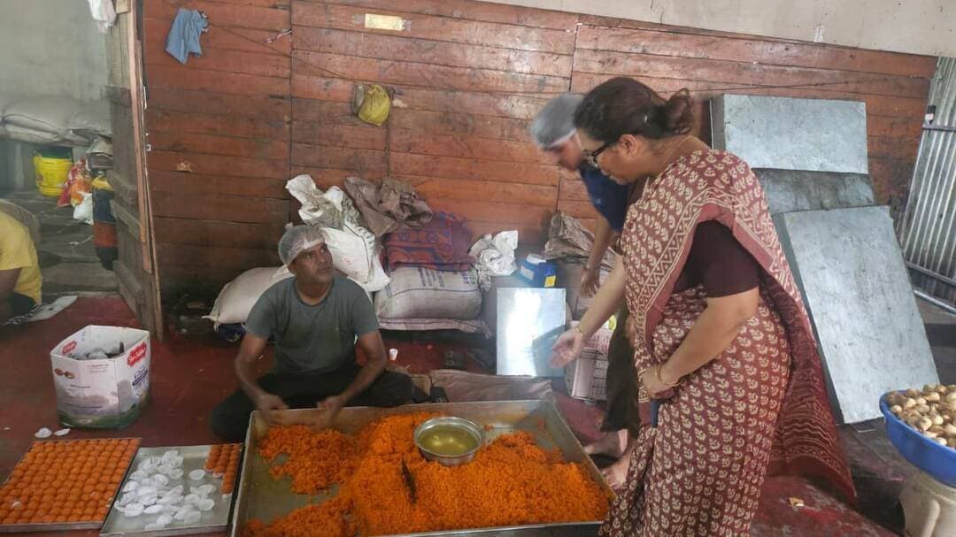 खाद्य सुरक्षा एवं औषधि प्रशासन, भोपाल द्वारा खाद्य प्रतिष्ठानों की सघन जांच
होटल रंजीत लेक व्यू, बाबू की कुटिया एवं सागर गेरे रेस्टोरेंट का निरीक्षण
आयुक्त खाद्य सुरक्षा एवं नियंत्रक खाद्य एवं औषधि प्रशासन, मध्यप्रदेश के निर्देशानुसार एवं कलेक्टर भोपाल के मार्गदर्शन में खाद्य सुरक्षा एवं औषधि प्रशासन, भोपाल द्वारा खाद्य प्रतिष्ठानों में खाद्य सुरक्षा, स्वच्छता एवं खाद्य पदार्थों की गुणवत्ता सुनिश्चित करने के उद्देश्य से सघन निरीक्षण एवं नमूना कार्रवाई की गई।
जांच दल द्वारा होटल रंजीत लेक व्यू, बाबू की कुटिया (बी.के. फूड्स हॉस्पिटैलिटी) तथा माता मंदिर के पास स्थित सागर गहरी रेस्टोरेंट, संचालक अनुराग जैन, का निरीक्षण किया गया।
1. होटल रंजीत लेक व्यू
होटल रंजीत लेक व्यू के निरीक्षण के दौरान साफ-सफाई के उचित प्रबंध पाए गए। कार्यरत वर्करों द्वारा टोपी एवं एप्रन पहने हुए पाए गए। कच्चे खाद्य पदार्थों का उचित भंडारण पाया गया।
निरीक्षण में पाई गई कमियां
1. डस्टबिन खुली अवस्था में पाई गई।
2. ड्रेनेज सिस्टम उचित नहीं पाया गया।
3. उचित रखरखाव की आवश्यकता पाई गई।
4. फ्राइंग कढ़ाई काली पाई गई।
निरीक्षण के दौरान पाई गई कमियों के संबंध में प्रतिष्ठान संचालक को आवश्यक सुधार हेतु निर्देश दिए गए तथा सुधार सूचना पत्र (Improvement Notice) जारी किया गया।
2. बाबू की कुटिया — बी.के. फूड्स हॉस्पिटैलिटी
बाबू की कुटिया, बी.के. फूड्स हॉस्पिटैलिटी का निरीक्षण खाद्य सुरक्षा एवं स्वच्छता मानकों के अंतर्गत किया गया।
निरीक्षण में पाई गई कमियां
क्र.| निरीक्षण बिंदु| पाई गई स्थिति
1| FSSAI लाइसेंस प्रदर्शन| लाइसेंस का प्रमुख स्थान पर प्रदर्शन नहीं पाया गया।
2| वर्करों का मेडिकल चेकअप| मेडिकल चेकअप/मेडिकल फिटनेस संबंधी अभिलेख उपलब्ध नहीं पाए गए।
3| FOSTAC प्रमाण पत्र| FOSTAC प्रशिक्षण प्रमाण पत्र उपलब्ध नहीं पाया गया।
4| शिकायत पंजी| कंप्लेंट रजिस्टर/शिकायत पंजी उपलब्ध नहीं पाई गई।
5| पेयजल रिपोर्ट| Water Potability Report उपलब्ध नहीं पाई गई।
6| F.I./F.O. पालन| F.I./F.O. संबंधी पालन पाया गया।
7| वेस्ट फूड प्रबंधन| खाद्य अपशिष्ट/वेस्ट फूड प्रबंधन की व्यवस्था पाई गई।
8| NABL खाद्य लैब रिपोर्ट| NABL मान्यता प्राप्त खाद्य प्रयोगशाला की रिपोर्ट उपलब्ध नहीं पाई गई।
9| पानी की टंकी| पानी की टंकी की सफाई संबंधी रिकॉर्ड/प्रमाण उपलब्ध नहीं पाया गया।
नमूना कार्रवाई
खाद्य पदार्थों की गुणवत्ता एवं सुरक्षा की जांच हेतु निम्न खाद्य पदार्थों के नमूने लिए गए:
- घी।
- लाल कलर की ग्रेवी।
उक्त नमूनों को नियमानुसार खाद्य परीक्षण प्रयोगशाला में जांच हेतु भेजे जाने की कार्रवाई की गई/की जाएगी।
3. सागर गहरी रेस्टोरेंट — अनुराग जैन
स्थान: माता मंदिर, भोपाल के पास।
सागर गहरी रेस्टोरेंट के निरीक्षण के दौरान खाद्य सुरक्षा एवं स्वच्छता संबंधी विभिन्न अनियमितताएं पाई गईं।
निरीक्षण में पाई गई कमियां
1. किचन सड़क की ओर से खुली हुई पाई गई।
2. कार्यरत वर्करों का मेडिकल चेकअप/मेडिकल फिटनेस रिकॉर्ड उपलब्ध नहीं पाया गया।
3. डस्टबिन खुली अवस्था में पाई गई।
4. भंडारण कक्ष में लीकेज पाया गया तथा खाद्य पदार्थों के दूषित होने की संभावना पाई गई।
5. कोल्ड स्टोरेज में खाद्य पदार्थों का उचित एवं व्यवस्थित भंडारण नहीं पाया गया।
6. खाद्य पदार्थ खुले में रखे हुए पाए गए।
7. Pest Control का रिकॉर्ड उपलब्ध नहीं कराया गया।
8. Water Potability Report उपलब्ध नहीं कराई गई।
9. मिसब्रांडेड पैकिंग वाले खाद्य पदार्थों का भंडारण पाया गया।
काली मिर्च में मिलावट की आशंका
निरीक्षण के दौरान काली मिर्च में मिलावट की आशंका पाए जाने पर मौके पर डेमोंसट्रेशन किया गया। डेमोंसट्रेशन के दौरान काली मिर्च में पपीते के बीज पाए गए।
खाद्य पदार्थ की गुणवत्ता एवं मिलावट की जांच हेतु:
1. काली मिर्च का विधिक नमूना लिया गया।
2. फेरी/फरारी सफेद पाउडर पैक, जो मिसब्रांडेड पाया गया, का नमूना लिया गया।
काली मिर्च में पपीते के बीज की मिलावट की पुष्टि प्रयोगशाला परीक्षण के उपरांत ही की जाएगी।
4. संयुक्त नमूना कार्रवाई का विवरण
क्र.| प्रतिष्ठान| खाद्य पदार्थ| नमूना स्थिति
1| बाबू की कुटिया, बी.के. फूड्स हॉस्पिटैलिटी| घी| नमूना लिया गया।
2| बाबू की कुटिया, बी.के. फूड्स हॉस्पिटैलिटी| लाल कलर की ग्रेवी| नमूना लिया गया।
3| सागर गहरी रेस्टोरेंट| काली मिर्च| विधिक नमूना लिया गया।
4| सागर गहरी रेस्टोरेंट| फेरी/फरारी सफेद पाउडर पैक| नमूना लिया गया।
कुल खाद्य पदार्थों के नमूने: 4
5. की गई कार्रवाई
- होटल रंजीत लेक व्यू में पाई गई कमियों के संबंध में सुधार हेतु निर्देश दिए गए तथा सुधार सूचना पत्र जारी किया गया।
- बाबू की कुटिया से घी एवं लाल कलर की ग्रेवी के नमूने लिए गए।
- सागर गहरी रेस्टोरेंट से काली मिर्च का विधिक नमूना एवं फेरी/फरारी सफेद पाउडर पैक का नमूना लिया गया।
- काली मिर्च में पपीते के बीज पाए जाने का मौके पर डेमोंसट्रेशन किया गया।
- नमूनों को नियमानुसार खाद्य परीक्षण प्रयोगशाला भेजे जाने की कार्रवाई की गई/की जाएगी।
- प्रयोगशाला रिपोर्ट प्राप्त होने के पश्चात खाद्य सुरक्षा एवं मानक अधिनियम, 2006 एवं अंतर्गत नियमों/विनियमों के अनुसार आवश्यक कार्रवाई की जाएगी।
6.खाद्य सुरक्षा एवं औषधि प्रशासन, भोपाल द्वारा खाद्य प्रतिष्ठानों में स्वच्छता, खाद्य पदार्थों के सुरक्षित भंडारण, व्यक्तिगत स्वच्छता एवं खाद्य पदार्थों की गुणवत्ता सुनिश्चित करने के लिए निरीक्षण एवं नमूना कार्रवाई की गई।
होटल रंजीत लेक व्यू में सामान्य साफ-सफाई की व्यवस्था उचित पाई गई, जबकि डस्टबिन, ड्रेनेज एवं फ्राइंग कढ़ाई की सफाई में सुधार की आवश्यकता पाई गई।
बाबू की कुटिया में लाइसेंस प्रदर्शन, वर्करों के मेडिकल चेकअप, FOSTAC प्रमाण पत्र, शिकायत पंजी, पेयजल रिपोर्ट, NABL खाद्य लैब रिपोर्ट एवं पानी की टंकी की सफाई संबंधी अभिलेख उपलब्ध नहीं पाए गए।
सागर गहरी रेस्टोरेंट में किचन, खाद्य भंडारण, ड्रेनेज/लीकेज, कीट नियंत्रण, पेयजल एवं मिसब्रांडेड खाद्य पदार्थों संबंधी कमियां पाई गईं। काली मिर्च में पपीते के बीज पाए जाने के संबंध में विधिक नमूना लिया गया।
खाद्य सुरक्षा एवं औषधि प्रशासन, भोपाल
मध्यप्रदेश
CM Madhya Pradesh
Jansampark Madhya Pradesh
#Bhopal
