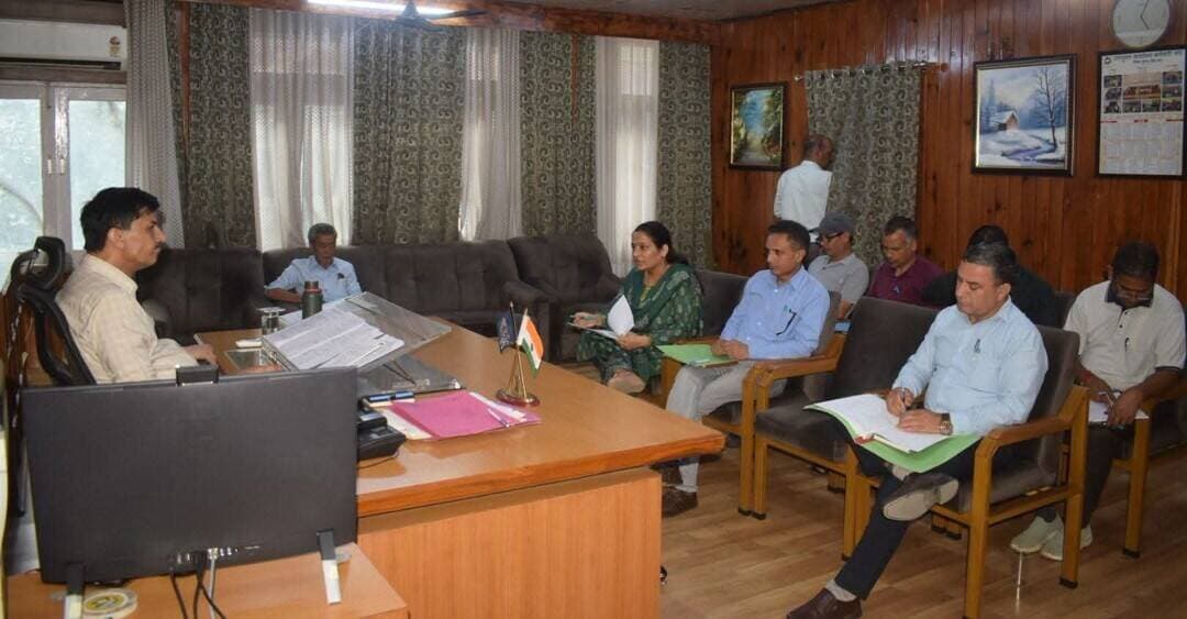 आज कुल्लू 14 सितम्बर।
राष्ट्रीय कृमि मुक्ति दिवस के लिए सभी तैयारियां पूर्ण करने के निर्देश
एडीएम कुल्लू सुरजीत सिंह राठौर अध्यक्षता में सोमवार को राष्ट्रीय कृमि मुक्ति दिवस की तैयारियों को लेकर महत्वपूर्ण बैठक आयोजित की गई I कृमि मुक्ति दिवस की बैठक में एडीएम ने कहा कि अगस्त माह में आयोजित किये जाने वाले कृमि मुक्ति दिवस को सरकार द्वारा वर्षा ऋतु के कारण विलम्ब के चलते अब 18 सितम्बर को आयोजित करना सुनिश्चित किया गया है I उन्होंने कहा कि इस दिन जिला में एक से पांच वर्ष के 24171 बच्चों को आंगनबाड़ी कार्यकर्ताओं द्वारा एल्बेंडाजोल और विटामिन ए की खुराक पिलाई जाएगीI छह से उन्नीस वर्ष के 47300 बच्चों को तथा निजी स्कूल के 28481 बच्चों को एल्बेंडाजोल के साथ विटामिन -ए की खुराक स्कूल में नियुक्त शिक्षा विभाग के नियुक्त नोडल अध्यापकों के माध्यम से दी जाएगी I इसके साथ ही छ: से नौ वर्ष के 144 बच्चों को, 10 से 19 वर्ष के 1521 बच्चे जिनका स्कूल में दाखिला नहीं है तथा इसके साथ ही झुग्गी झोपड़ियों और प्रवासी मजदूरों के बच्चों को भी एल्बेंडाजोल और विटामिन-ए की खुराक पिलाई जाएगी I उन्होंने कहा कि इस अभियान में एक भी बच्चा बिना दवा के नहीं छूटना चाहिए I उन्होंने शिक्षा विभाग के अधिकारियों को भी विशेष निर्देश देते हुए कहा कि स्कूलों में साफ सफाई का विशेष ध्यान रखा जाए I पीने के पानी की टंकियों की समय समय पर की गई साफ सफाई की कि रिपोर्ट लेना भी सुनिश्चित करें I बैठक में मुख्य चिकित्सा अधिकारी डॉ रणजीत, कार्यक्रम अधिकारी डॉ उषा, जिला कार्यक्रम अधिकारी आईसीडीएस कुंदन लाल सहित शिक्षा एवं अन्य विभागों के अधिकारी भी उपस्थित रहे I