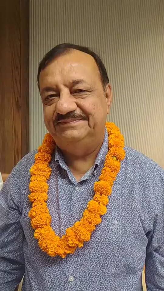 #haridwar : उत्तरांचल पंजाबी महासभा ने प्रदेश व जिला पदाधिकारियों की घोषणा की : देखें वीडियो
संगठन को मजबूत करने के लिए नई जिम्मेदारियां, पदाधिकारियों ने जताया विश्वास
हरिद्वार। उत्तरांचल पंजाबी महासभा के प्रदेश अध्यक्ष करण मल्होत्रा ने संगठन को और अधिक मजबूत एवं सक्रिय बनाने के उद्देश्य से प्रदेश पदाधिकारियों की घोषणा की है। नई जिम्मेदारियां सौंपते हुए उन्होंने पदाधिकारियों से समाजहित में सक्रिय भूमिका निभाने का आह्वान किया।
घोषित पदाधिकारियों में अन्नू कक्कड़ को महिला विंग की प्रदेश महामंत्री की जिम्मेदारी दी गई है। वहीं राकेश मल्होत्रा को देहरादून प्रभारी एवं सांस्कृतिक मंत्री बनाया गया है। इसके अलावा डॉ. संदीप कपूर को प्रदेश उपाध्यक्ष एवं मीडिया प्रभारी का दायित्व सौंपा गया है।
इसी क्रम में जिला अध्यक्ष प्रवीण कुमार ने जिले की टीम का पुनर्गठन करते हुए रवि ढींगरा एवं देवेंद्र चावला को जिला संयोजक की जिम्मेदारी दी है। संगठन पदाधिकारियों ने कहा कि नई टीम के गठन से महासभा की गतिविधियों को और गति मिलेगी तथा समाज के लोगों को संगठन से जोड़ने का अभियान तेज किया जाएगा।
प्रदेश अध्यक्ष करण मल्होत्रा ने कहा कि उत्तरांचल पंजाबी महासभा समाज के सभी वर्गों को साथ लेकर कार्य कर रही है। नई जिम्मेदारियां संगठन के प्रति सक्रियता, समर्पण और समाजसेवा की भावना को देखते हुए दी गई हैं। उन्होंने सभी नवनियुक्त पदाधिकारियों को शुभकामनाएं देते हुए संगठन की मजबूती के लिए पूरी निष्ठा से कार्य करने की अपेक्षा जताई।
जिला अध्यक्ष प्रवीण कुमार ने कहा कि जिला टीम के पुनर्गठन का उद्देश्य संगठन की गतिविधियों को जमीनी स्तर तक मजबूत करना है। उन्होंने नवनियुक्त जिला संयोजकों को शुभकामनाएं देते हुए कहा कि सभी पदाधिकारी मिलकर समाजहित में बेहतर कार्य करेंगे।
प्रदेश उपाध्यक्ष राज ओबरॉय ने कहा कि नई जिम्मेदारियों से संगठन में नई ऊर्जा का संचार होगा और महासभा सामाजिक एवं जनहित के कार्यों को और मजबूती से आगे बढ़ाएगी।
जिला महामंत्री प्रदीप कालरा एवं राम अरोड़ा ने भी सभी नवनियुक्त पदाधिकारियों को बधाई एवं शुभकामनाएं देते हुए कहा कि नई टीम के सहयोग से संगठन को और अधिक मजबूत बनाया जाएगा।