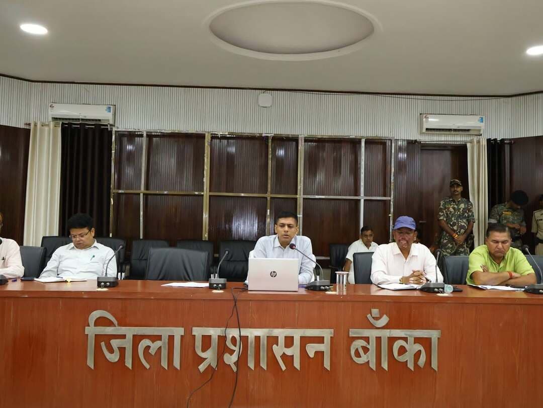 बांका समाहरणालय सभागार में सोमवार को जिला पदाधिकारी, बांका श्री अंशुल अग्रवाल की अध्यक्षता में सभी जिला स्तरीय पदाधिकारियों के साथ साप्ताहिक समीक्षा बैठक आयोजित की गई।
बैठक में CWJC, MJC, नीलाम पत्रवाद, सेवा संवाद, मानवाधिकार, मुख्यमंत्री डैशबोर्ड, फार्मर रजिस्ट्री, डिजिटल क्रॉप सर्वे, भू-समाधान पोर्टल सहित विभिन्न लोक कल्याणकारी योजनाओं एवं लंबित मामलों की बिंदुवार समीक्षा की गई। गत सप्ताह की तुलना में वर्तमान सप्ताह की प्रगति का आकलन करते हुए जिला पदाधिकारी ने सभी विभागीय पदाधिकारियों को लंबित मामलों का त्वरित, गुणवत्तापूर्ण एवं समयबद्ध निष्पादन सुनिश्चित करने का निर्देश दिया।
फार्मर रजिस्ट्री के रजिस्ट्रेशन की समीक्षा के दौरान जिला पदाधिकारी ने कार्य की प्रगति को असंतोषजनक बताया। उन्होंने जिला कृषि पदाधिकारी को निर्देश दिया कि प्रतिदिन 400 फार्मर रजिस्ट्रेशन का लक्ष्य निर्धारित करते हुए स्पष्ट कार्ययोजना तैयार करें और उसका धरातल पर प्रभावी क्रियान्वयन सुनिश्चित करें। साथ ही, प्रगति की नियमित समीक्षा करते हुए निर्धारित लक्ष्य को समयबद्ध रूप से पूरा करने का निर्देश दिया गया।
‘सहयोग शिविर’ की समीक्षा के क्रम में बताया गया कि विगत सप्ताह 99 नए परिवाद प्राप्त हुए, जबकि पूर्व के 234 मामलों की उच्च स्तरीय समिति द्वारा समीक्षा करते हुए अनुपालन प्रतिवेदन दर्ज किया गया है। जिला पदाधिकारी ने सभी संबंधित पदाधिकारियों को प्राप्त परिवादों का संवेदनशीलता के साथ नियमानुसार त्वरित निष्पादन सुनिश्चित करने का निर्देश दिया।
सामाजिक सुरक्षा योजनाओं की समीक्षा के क्रम में बताया गया कि विशेष अभियान के तहत वर्तमान सप्ताह में 87 विशिष्ट दिव्यांगता पहचान-पत्र (UDID) निर्गत किए गए हैं। इसके अतिरिक्त 1822 पेंशनधारियों का भौतिक/डिजिटल जीवन प्रमाणीकरण का कार्य पूर्ण कराया गया है। जिला पदाधिकारी ने पात्र लाभुकों को योजनाओं का समयबद्ध लाभ उपलब्ध कराने तथा लंबित कार्यों को प्राथमिकता के आधार पर पूर्ण करने का निर्देश दिया।
इसी क्रम में प्रधानमंत्री सूर्य घर: मुफ्त बिजली योजना की प्रगति की भी समीक्षा की गई। अपेक्षा के अनुरूप प्रगति नहीं पाए जाने पर जिला पदाधिकारी ने उप विकास आयुक्त को योजना की गहन समीक्षा करने का निर्देश दिया। उन्होंने कहा कि योजना के क्रियान्वयन में किसी भी स्तर पर लापरवाही अथवा अनियमितता पाए जाने पर संबंधित जिम्मेदार पदाधिकारी/कर्मी के विरुद्ध नियमानुसार कार्रवाई सुनिश्चित की जाए।
अवैध खनन के विरुद्ध की गई कार्रवाई की समीक्षा के दौरान बताया गया कि विगत सप्ताह कुल 7.45 लाख रुपये की वसूली की गई। वहीं वाहन ओवरलोडिंग के मामलों में शमन एवं दंड अधिरोपण की कार्रवाई करते हुए विगत सप्ताह कुल 27.11 लाख रुपये की वसूली की गई। जिला पदाधिकारी ने अवैध खनन एवं ओवरलोडिंग के विरुद्ध लगातार छापामारी अभियान चलाने तथा दोषियों के विरुद्ध नियमानुसार कठोर कार्रवाई सुनिश्चित करने का निर्देश दिया। उन्होंने राजस्व वसूली में भी तेजी लाने को कहा।
एनीमिया मुक्त भारत अभियान की समीक्षा के दौरान बताया गया कि 57,920 के लक्ष्य के विरुद्ध 74,555 की उपलब्धि दर्ज की गई है। जिला पदाधिकारी ने अभियान के तहत लक्षित लाभुकों तक आवश्यक सेवाओं एवं दवाओं की पहुंच सुनिश्चित करने तथा अभियान की प्रभावी निगरानी का निर्देश दिया।
जिला निबंधन एवं परामर्श केंद्र की समीक्षा में बताया गया कि विगत सप्ताह कुल 3302 आवेदन प्राप्त हुए, जिनमें से 3239 आवेदनों का निष्पादन किया गया। वहीं संत रविदास विकास शिविर के अंतर्गत कुल 2425 आवेदन प्राप्त हुए, जिनमें से 1848 आवेदनों का निष्पादन किया गया है। जिला पदाधिकारी ने शेष लंबित आवेदनों के निष्पादन में तेजी लाने तथा पात्र लाभुकों को योजनाओं का लाभ समय पर उपलब्ध कराने का निर्देश दिया।
जिले में अवैध रूप से संचालित अल्ट्रासाउंड केंद्रों के विरुद्ध की जा रही छापेमारी की प्रगति की समीक्षा की गई। जिला पदाधिकारी ने स्पष्ट निर्देश दिया कि जिले में जहां भी अवैध रूप से अल्ट्रासाउंड केंद्र संचालित पाए जाएं, वहां नियमानुसार कार्रवाई करते हुए केंद्र को सील करने की कार्रवाई सुनिश्चित की जाए। उन्होंने सिविल सर्जन को निर्देशित किया कि अवैध अल्ट्रासाउंड केंद्रों के विरुद्ध छापेमारी की कार्रवाई भविष्य में भी लगातार जारी रखें तथा दोषी पाए जाने वाले संचालकों के विरुद्ध नियमानुसार कठोर कार्रवाई सुनिश्चित करें।
नीलाम पत्रवाद के लंबित मामलों की समीक्षा के क्रम में जिला पदाधिकारी ने संबंधित पदाधिकारियों को लंबित वादों के त्वरित निष्पादन हेतु प्रभावी कार्ययोजना तैयार कर कार्रवाई करने का निर्देश दिया। उन्होंने नीलाम पत्रवाद से संबंधित रजिस्टरों का नियमित रूप से मिलान एवं अद्यतन करने तथा लंबित मामलों की प्राथमिकता के आधार पर समीक्षा करते हुए वसूली एवं निष्पादन की कार्रवाई सुनिश्चित करने को कहा। साथ ही बैंक एवं पुलिस पदाधिकारियों के साथ समन्वय स्थापित कर लंबित मामलों के निष्पादन में तेजी लाने का निर्देश दिया। समीक्षा के दौरान बताया गया कि विगत सप्ताह कुल 1816 नीलाम पत्रवादों का निष्पादन किया गया है। जिला पदाधिकारी ने शेष लंबित मामलों के निष्पादन के लिए विभागवार एवं स्तरवार कार्ययोजना तैयार कर नियमित अनुश्रवण सुनिश्चित करने का निर्देश दिया।