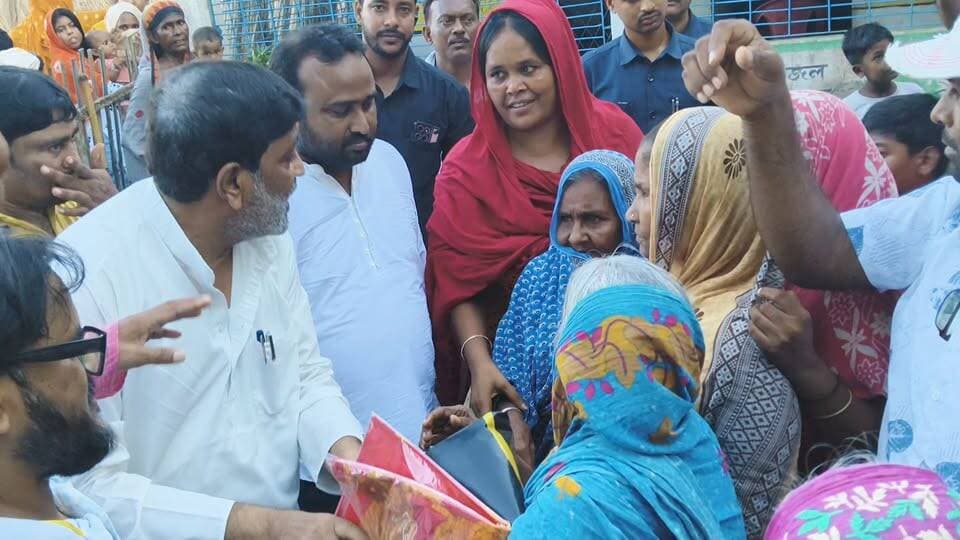 পদ্মার জলে ডুবল চাষের জমি, বাড়িতেও জল ক্ষতিগ্রস্তদের পাশে সাংসদ আবু তাহের খান ও জলঙ্গি পঞ্চায়েত সমিতির সভাপতি কবিরুল ইসলাম