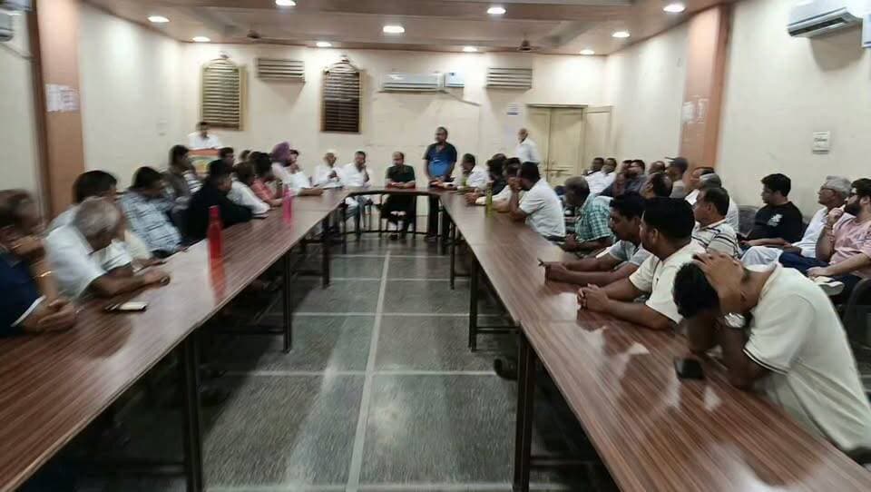 #संगरिया व्यापार मण्डल हाल में पीड़ित व्यापारीयों ने की मिटिंग
रात हुई गिरफ्तारी के बाद व्यापारी किसान आक्रोशीत, ठग व्यापारी के खिलाफ हुए लामबंद
व्यापार मंडल अध्यक्ष द्वारा बेईमान व्यापारी को संरक्षण देने को लेकर व्यापार मंडल के चारों पदाधिकारीयो, ने इस्तीफा देने की की पेशकश
