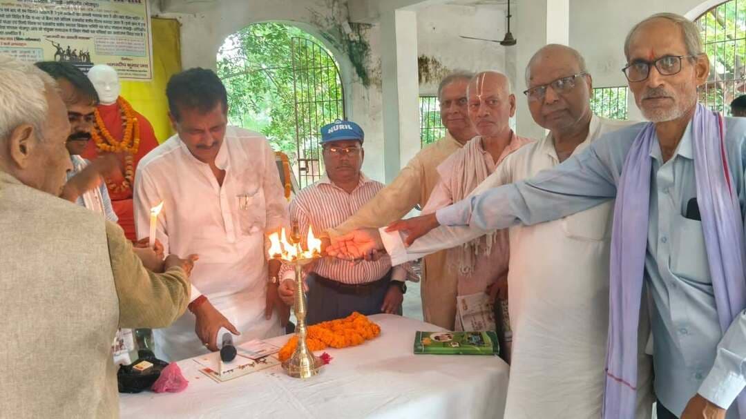 लसाड़ी में शहीद स्मृति दिवस की पूर्व संध्या और हिंदी दिवस पर विचारगोष्ठी आयोजित, निशुल्क स्वास्थ्य शिविर में बांटी गईं दवाएं
लसाड़ी: शहीद स्मृति दिवस की पूर्व संध्या एवं राष्ट्रीय हिंदी दिवस के अवसर पर लसाड़ी स्थित स्वर्गीय ब्रह्मर्षि सहजानंद स्मृति पुस्तकालय सभागार में एक विचारगोष्ठी सह निशुल्क स्वास्थ्य शिविर का आयोजन किया गया।
विचारगोष्ठी का मुख्य विषय "स्वतंत्रता के बाद क्या हम पूर्ण रूप से सही में स्वतंत्र हैं? क्या भ्रष्टाचार, मिलावट, कालाबाजारी और लापरवाही से हम मुक्त हुए हैं?" रहा। कार्यक्रम में मौजूद वक्ताओं ने विषय पर गहराई से मंथन करते हुए अपने विचार साझा किए।
भ्रष्टाचार पर गहरी चिंता
कार्यक्रम के मुख्य अतिथि डॉ. के. एन. सिन्हा ने देश में व्याप्त भ्रष्टाचार और घोटालों पर गहरा क्षोभ व्यक्त किया। उन्होंने कहा कि वास्तविक स्वतंत्रता तभी सार्थक होगी जब समाज भ्रष्टाचार, मिलावटखोरी और व्यवस्थागत लापरवाही से पूरी तरह मुक्त होगा।
निशुल्क स्वास्थ्य जांच व दवा वितरण
विचारगोष्ठी के साथ-साथ डॉ. के. एन. सिन्हा की देखरेख में आम जनता के लिए एक निशुल्क स्वास्थ्य शिविर का भी आयोजन किया गया। शिविर में बड़ी संख्या में पहुंचे मरीजों के स्वास्थ्य की जांच की गई और उन्हें निशुल्क दवाएं दी गईं। इस दौरान मुख्य रूप से निम्नलिखित रोगों के मरीजों का उपचार हुआ:
ब्लड प्रेशर और डायबिटीज
हृदय रोग एवं चर्म रोग
सर्दी, खांसी और मौसमी बुखार
उल्टी व दस्त संबंधी समस्याएं
आयोजन समिति की भूमिका
इस संयुक्त कार्यक्रम का सफल आयोजन स्वर्गीय ब्रह्मर्षि सहजानंद स्मारक समिति के सचिव सह उच्च न्यायालय अधिवक्ता तारकेश्वर जी एवं रविदास संस्था के अमरदीप जय के नेतृत्व में संपन्न हुआ। कार्यक्रम के अंत में आयोजनकर्ताओं ने उपस्थित सभी अतिथियों, चिकित्सकों और ग्रामीणों का आभार व्यक्त किया।