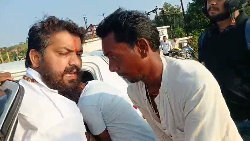 🚨सीधी टिकरी मुख्य मार्ग पर सड़क हादसा
बलकार की चपेट में आने से भीषण हादसा, शिवसेना प्रदेश उपाध्यक्ष विवेक पाण्डेय ने दिखाई इंसानियत
सीधी के बरम बाबा पावर हाउस के सामने संकरे टिकरी मार्ग पर एक बड़ा सड़क हादसा हो गया। बलकार वाहन के सटकर निकलने के कारण बाइक अनियंत्रित होकर दूसरी बाइक से टकरा गई, जिसमें ग्राम तरका (बहरी) निवासी नीरज साकेत, दीपू साकेत और राहुल साकेत घायल हो गए।
👉 तीनों युवक अपनी बहन के घर टिकरी जा रहे थे, तभी यह हादसा हुआ।
👉 घटना के बाद मौके पर भारी भीड़ जुट गई।
इसी दौरान वहां से गुजर रहे शिवसेना प्रदेश उपाध्यक्ष विवेक पाण्डेय ने मानवता की मिसाल पेश करते हुए तुरंत अपनी गाड़ी रोकी, घायलों को उठाकर अपनी कार में बैठाया और बिना देर किए जिला अस्पताल सीधी पहुंचाया।
⚠️ गंभीर स्थिति:
राहुल साकेत को गंभीर चोटें आई हैं और वह बेहोशी की हालत में बताया जा रहा है।
✅ विवेक पाण्डेय की तत्परता से घायलों को समय पर इलाज मिल सका।
#SidhiAccident #BreakingNews #VivekPandey #ShivSena #SidhiNews #HumanityFirst