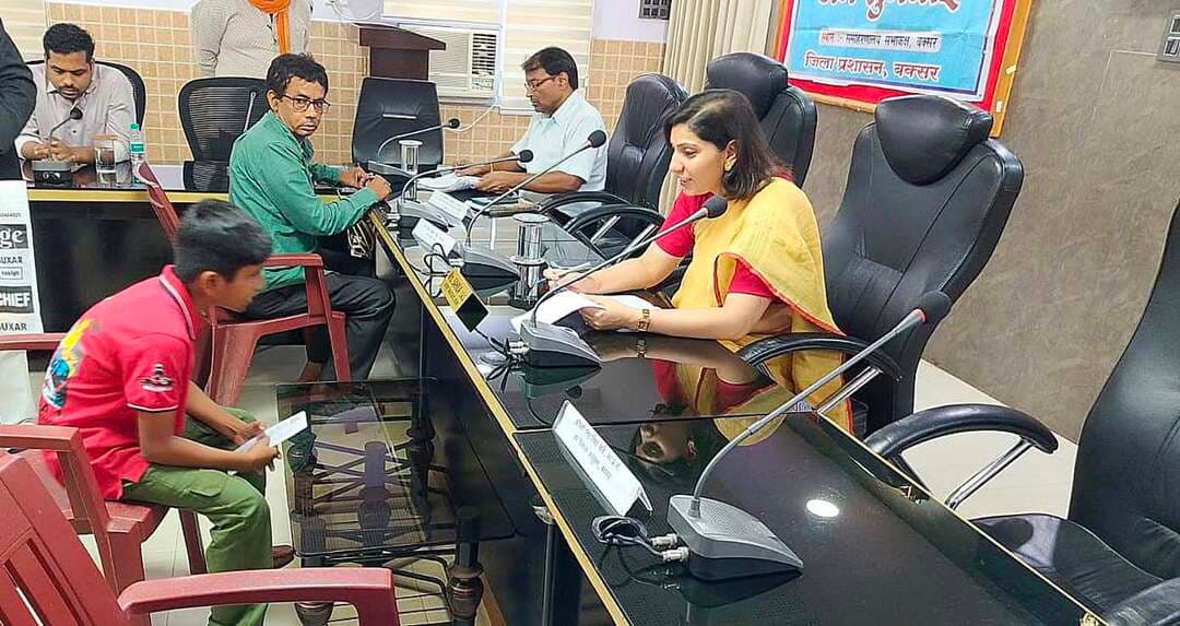 समाहरणालय बक्सर
(जिला जन संपर्क कार्यालय)
प्रेस विज्ञप्ति:- दिनांक 14 सितम्बर 2026
"सबका सम्मान, जीवन आसान" प्रत्येक सोमवार एवं शुक्रवार को "जनता के दरबार में जिलाधिकारी", आमलोगों की समस्या के निराकरण हेतु कार्रवाई
आज दिनांक 14 सितम्बर 2026 को जिला पदाधिकारी बक्सर, श्रीमती साहिला के द्वारा आम जनता से मुलाकात कर जन सुनवाई समाहरणालय परिसर स्थित सभाकक्ष में की गई।
जन सुनवाई में विभिन्न प्रखंडों से आए नागरिकों ने अपनी समस्याओं, शिकायतों एवं कुल 51 आवेदनों को जिला पदाधिकारी के समक्ष प्रस्तुत किया गया।
जनता दरबार में प्राप्त कुल 51 आवेदनों में से सबसे ज्यादा 25 राजस्व विभाग, 15 विकास से एवं 11 अन्य संबंधित विभाग से संबंधित आवेदन है।
जिला पदाधिकारी ने सभी आवेदकों की समस्याओं को गंभीरता एवं संवेदनशीलता के साथ सुनते हुए संबंधित विभागीय अधिकारियों को आवश्यक कार्रवाई हेतु तत्काल निर्देश दिया। उन्होंने आश्वस्त किया कि हर आवेदन का निष्पादन समय सीमा के भीतर पारदर्शी एवं न्यायोचित तरीके से किया जाएगा।
जिला प्रशासन बक्सर जनसहभागिता एवं जन सुनवाई को सर्वोपरि महत्व देता है तथा आम जनता की समस्याओं के त्वरित एवं प्रभावी निस्तारण के लिए सतत प्रतिबद्ध है।
जिला जन संपर्क कार्यालय
बक्सर।
@top fans Information & Public Relations Department, Government of Bihar CMO Bihar Buxar Administration Buxar Police Samrat Choudhary जिला प्रशासन बक्सर #IPRDBihar #BuxarNews #buxarcity #buxarjila #bihar #buxar