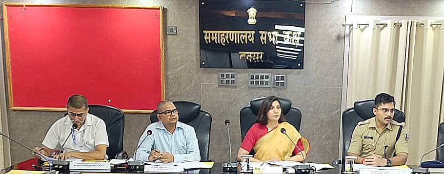 समाहरणालय बक्सर
(जिला जन संपर्क कार्यालय)
प्रेस विज्ञप्ति:- दिनांक 14 सितम्बर 2026
भूतपूर्व सैनिकों की समस्याओं के समाधान को लेकर प्रशासन गंभीर
आज दिनांक 14 सितम्बर 2026 को जिला पदाधिकारी बक्सर, श्रीमती साहिला की अध्यक्षता में अनुश्रवण समिति की बैठक समाहरणालय परिसर स्थित सभाकक्ष में की गई।
बैठक में भूतपूर्व सैनिकों और उनके आश्रितों से संबंधित विभिन्न मामलों पर विस्तार से चर्चा कि गई।
जिला पदाधिकारी द्वारा सभी संबंधित पदाधिकारियों को स्पष्ट निदेश दिया गया कि भूतपूर्व सैनिकों से जुड़े प्रकरणों का निपटारा प्राथमिकता के आधार किया जाय तथा उनके साथ संवेदनशील एवं सम्मानजनक व्यवहार सुनिश्चित हो।
जिला पदाधिकारी ने कहा कि कार्यरत सैनिक एवं सेवा कर चुके सैनिकों की समस्याओं का समाधान प्रशासन की सर्वोच्य प्राथमिकताओं में शामिल है और इसमें किसी प्रकार की लापरवाही बर्दाश्त नहीं कि जायेगी साथ ही जिला पदाधिकारी द्वारा सभी संबंधित पदाधिकारियों को कार्यरत सैनिक एवं भूतपूर्व सैनिकों की भूमि विवाद समस्याओं पर त्वरीत कार्रवाई करने हेतु निर्देशित किया गया।
जिला पदाधिकारी द्वारा इस अवसर पर सैनिकों एवं पूर्व सैनिकों को शुभकामनाएं दी गई।
बैठक में पुलिस अधीक्षक बक्सर, अपर समाहर्त्ता बक्सर, जिला सैनिक कल्याण पदाधिकारी बक्सर, Col (Retd) नृपेन्द्र नारायण सिंह (उपाध्यक्ष), Sub Maj (Retd) हरिशंकर सिंह, (SM) डुमराँव अनुमण्डल (सदस्य), PO (Retd) सुरेन्द्र सिंह, बक्सर सदर अनुमण्डल (सदस्य) एवं अंचलाधिकारी बक्सर, डुमराँव, चौगाई एवं चौसा उपस्थित थे।
जिला जन संपर्क कार्यालय
बक्सर।
@top fans Information & Public Relations Department, Government of Bihar Buxar Administration CMO Bihar Buxar Police Samrat Choudhary जिला प्रशासन बक्सर #IPRDBihar #BuxarNews #buxarcity #buxarjila #bihar #buxar
