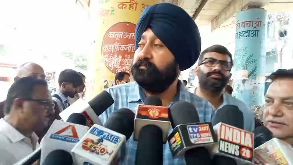 महाराणा प्रताप चौक के सौंदर्यीकरण कार्य का शुभारंभ, महापौर दीपक बाली ने मुख्यमंत्री धामी का जताया आभार
📍 काशीपुर
काशीपुर नगर निगम क्षेत्र में विकास कार्यों को गति देते हुए महापौर दीपक बाली ने सोमवार को महाराणा प्रताप चौक के सौंदर्यीकरण कार्य का शुभारंभ किया।
करीब 4 करोड़ 95 लाख रुपये की लागत से प्रथम चरण में चौक का सौंदर्यीकरण एवं विकास कार्य कराया जाएगा। महापौर ने बताया कि काशीपुर के 8 प्रमुख चौराहों के सौंदर्यीकरण की योजना है और आने वाले समय में अन्य चौराहों पर भी कार्य शुरू होंगे।
महापौर दीपक बाली ने मुख्यमंत्री पुष्कर सिंह धामी एवं भाजपा सरकार का आभार जताते हुए कहा कि काशीपुर के विकास के लिए लगातार प्रयास किए जा रहे हैं। उन्होंने बताया कि महाराणा प्रताप चौक के विकास की पहल करीब दस माह पहले शुरू की गई थी, जिसका परिणाम अब धरातल पर दिखाई देने लगा है।
💧 काशीपुर की जलभराव समस्या के समाधान की दिशा में भी बड़ी पहल
महापौर के अनुसार शहर के लिए करीब 800 करोड़ रुपये का व्यापक ड्रेनेज प्लान तैयार किया गया है। प्रथम चरण में लगभग 200 करोड़ रुपये के कार्य प्रस्तावित हैं और टेंडर प्रक्रिया अंतिम चरण में है। योजना के तहत नालों का चौड़ीकरण, नालियों को कवर करने तथा जरूरत के अनुसार नए नालों एवं नालियों का निर्माण किया जाएगा।
महापौर ने कहा कि चौराहों का सौंदर्यीकरण, ड्रेनेज व्यवस्था और अन्य विकास कार्य काशीपुर की जनता को समर्पित हैं। आने वाले समय में इन योजनाओं से शहर की तस्वीर और नागरिक सुविधाओं में सकारात्मक बदलाव दिखाई देगा।
कार्यक्रम में जिला विकास प्राधिकरण के सहायक अभियंता उत्कर्ष पांडे, ठेकेदार एसके चौहान, आशीष चौहान, तुषार चौहान, संजीव यादव, मनीष चौहान, पार्षद दीपा पाठक, पार्षद एवं भाजपा प्रदेश प्रवक्ता गुरविंदर सिंह चंडोक, पार्षद पुष्कर बिष्ट, प्रकाश नेगी, नामित पार्षद नितिन गोले, भाजपा नेता रजत सिद्धू सहित अनेक गणमान्य लोग मौजूद रहे।
#काशीपुर #महाराणाप्रतापचौक #सौंदर्यीकरण #नगरनिगम #दीपकबाली #मुख्यमंत्रीधामी #पुष्करसिंहधामी #विकासकार्य #ड्रेनेजप्लान #Uttarakhand