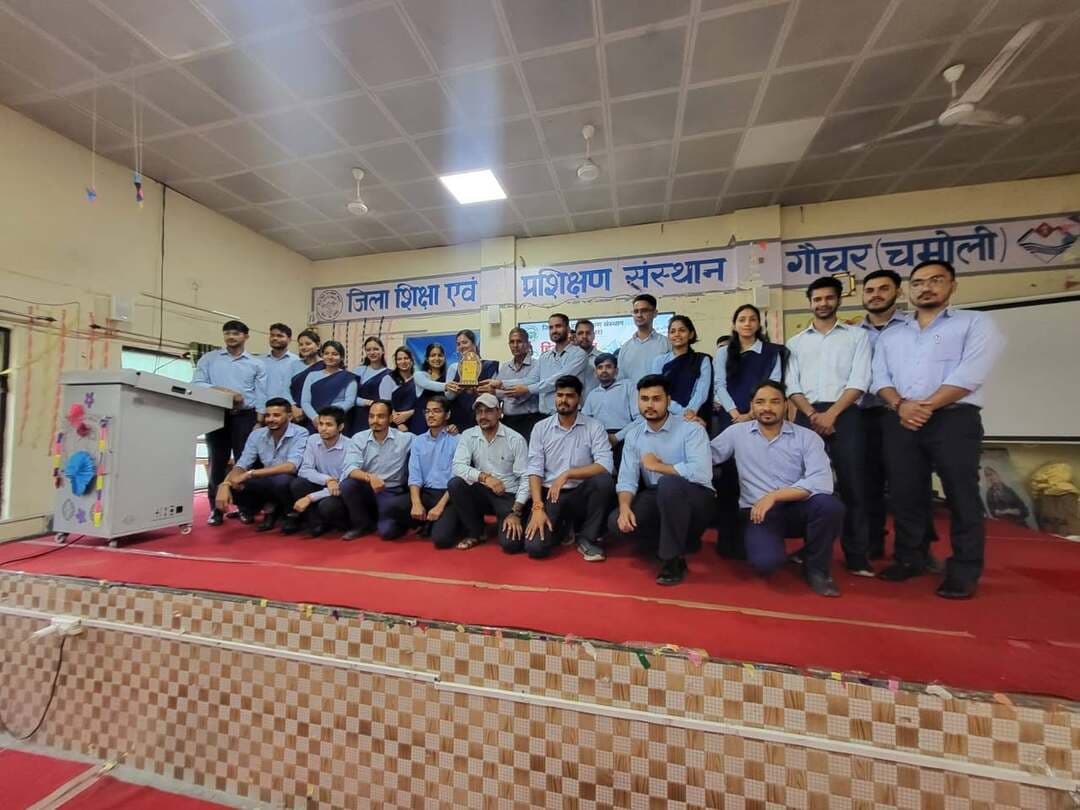 हिंदी दिवस पर हिमवंत कवि चंद्रकुंवर बर्त्वाल को दी विनम्र श्रद्धांजलि
गौचर (चमोली)। हिंदी दिवस के अवसर पर हिमवंत कवि चंद्रकुंवर बर्त्वाल शोध संस्थान की ओर से जिला शिक्षा एवं प्रशिक्षण संस्थान (डायट) गौचर में श्रद्धांजलि एवं साहित्यिक गोष्ठी का आयोजन किया गया। कार्यक्रम का शुभारंभ वरिष्ठ पत्रकार एवं समाजसेवी भुवन नौटियाल ने दीप प्रज्वलित कर किया।
कार्यक्रम में डीएलएड प्रशिक्षुओं ने सरस्वती वंदना एवं स्वागत गीत प्रस्तुत कर अतिथियों का स्वागत किया। डीएलएड प्रशिक्षु लोकेश ने कवि चंद्रकुंवर बर्त्वाल के जीवन परिचय पर प्रकाश डाला, जबकि जयदीप ने उनके साहित्यिक जीवन और रचनात्मक योगदान की जानकारी दी। सुबोध ने हिंदी दिवस के महत्व पर विचार व्यक्त किए। वहीं अंसिका, मनीष बिष्ट और सक्षम ने हिमवंत कवि चंद्रकुंवर बर्त्वाल की कविताओं का पाठ कर उन्हें भावपूर्ण ढंग से याद किया।
मुख्य अतिथि भुवन नौटियाल ने डीएलएड प्रशिक्षुओं को संबोधित करते हुए कहा कि महाकवि कालिदास की जन्मभूमि उत्तराखंड की धरती ने चंद्रकुंवर बर्त्वाल जैसे महान कवि को भी जन्म दिया। उन्होंने अल्पायु में हिंदी साहित्य को विपुल साहित्यिक धरोहर प्रदान की, जिसे कभी भुलाया नहीं जा सकता। उनकी कविताओं में पहाड़ का दर्द, प्रकृति के प्रति संवेदना और समाज की ज्वलंत समस्याओं की गहरी अभिव्यक्ति देखने को मिलती है। उन्होंने कहा कि बर्त्वाल की रचनाएं आज भी उतनी ही प्रासंगिक हैं और नई पीढ़ी को उनके साहित्य से परिचित कराना आवश्यक है।
डीएलएड प्रशिक्षुओं ने कार्यक्रम को सराहनीय पहल बताते हुए कहा कि ऐसे आयोजनों से नई पीढ़ी को उत्तराखंड के साहित्य, संस्कृति और महान साहित्यकारों के योगदान को समझने का अवसर मिलता है। प्रशिक्षुओं ने मुख्य शिक्षा अधिकारी चमोली एवं डायट प्राचार्य आकाश सरस्वत, स्वतंत्रता संग्राम सेनानी उत्तराधिकारी संगठन चमोली के अध्यक्ष गोविंद सिंह तोपाल, ब्लॉक कार्यकारिणी कर्णप्रयाग के अध्यक्ष सुरेंद्र भगत तथा महासचिव सुरक्षित भंडारी सहित कार्यक्रम के आयोजन में सहयोग करने वाले सभी लोगों का आभार व्यक्त किया।
इस अवसर पर हिमवंत कवि चंद्रकुंवर बर्त्वाल शोध संस्थान के प्रेस सचिव भानु प्रकाश नेगी ने दिवंगत वरिष्ठ पत्रकार, लेखक एवं इतिहासकार डॉ. योगंबर सिंह बर्त्वाल को भी भावभीनी श्रद्धांजलि अर्पित की। उन्होंने कहा कि डॉ. बर्त्वाल ने कवि चंद्रकुंवर बर्त्वाल के साहित्य को संकलित एवं संरक्षित करने में महत्वपूर्ण योगदान दिया, जिसे साहित्य जगत हमेशा स्मरण करता रहेगा।
कार्यक्रम में वरिष्ठ पत्रकार दिग्पाल सिंह गुसाईं, खुशहाल सिंह, ईश्वर सिंह राणा, गोविंद बिष्ट, संदीप कुमार, अनिल राणा सहित कई गणमान्य लोग मौजूद रहे। कार्यक्रम का संचालन पत्रकार भानु प्रकाश नेगी ने किया।