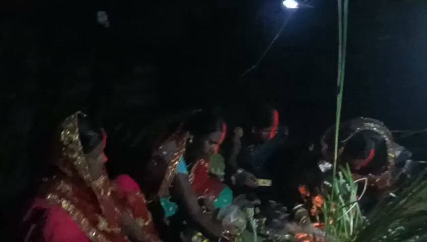 मानवघाट में महिलाओं ने तीज पर गाए पारंपरिक लोकगीत, शिव-पार्वती की पूजा की
औरंगाबाद जिला के मदनपुर प्रखंड के खिरियावां ग्राम पंचायत अंतर्गत मानवघाट पर हरितालिका तीज के अवसर पर सुहागिन महिलाओं द्वारा सामूहिक पूजा-अर्चना की गई।
प्राप्त जानकारी के अनुसार सोमवार की देर शाम व्रतधारी महिलाओं ने एकत्रित होकर भगवान शिव एवं माता पार्वती की विधिवत पूजा की। सभी महिलाओं ने निर्जला व्रत रखकर अपने पति की दीर्घायु एवं परिवार की सुख-समृद्धि की कामना की। पूजा के दौरान महिलाओं ने पारंपरिक तीज के लोकगीत भी गाए। मौके पर गांव की दर्जनों महिलाएं उपस्थित थीं।
#HartalikaTeej #Manavghat #Aurangabad