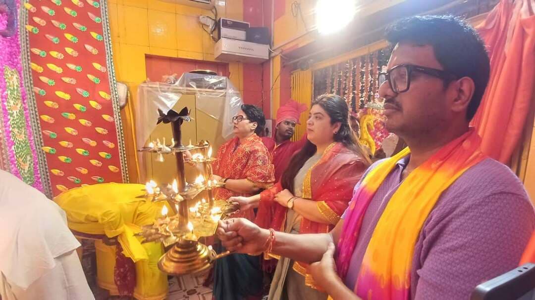 औरंगाबाद में गणेश उत्सव का भव्य शुभारंभ, DM-SP-DDC ने यजमान बनकर की पूजा-अर्चना व महाआरती
औरंगाबाद शहर के धर्मशाला चौक स्थित गणेश मंदिर में सोमवार को 11 दिवसीय गणेश उत्सव का भव्य शुभारंभ हुआ। पहले दिन यजमान के रूप में जिलाधिकारी श्रीमती अभिलाषा शर्मा, पुलिस अधीक्षक श्री उपेन्द्र नाथ वर्मा एवं उप विकास आयुक्त श्रीमती कुमारी अनुपम सिंह ने संयुक्त रूप से भगवान गणेश की पूजा-अर्चना की और महाआरती की।
वैदिक मंत्रोच्चार के बीच तीनों अधिकारियों ने हाथ में पंचमुखी महादीप लेकर बप्पा की आरती की और जिले की सुख-समृद्धि व शांति के लिए प्रार्थना की।