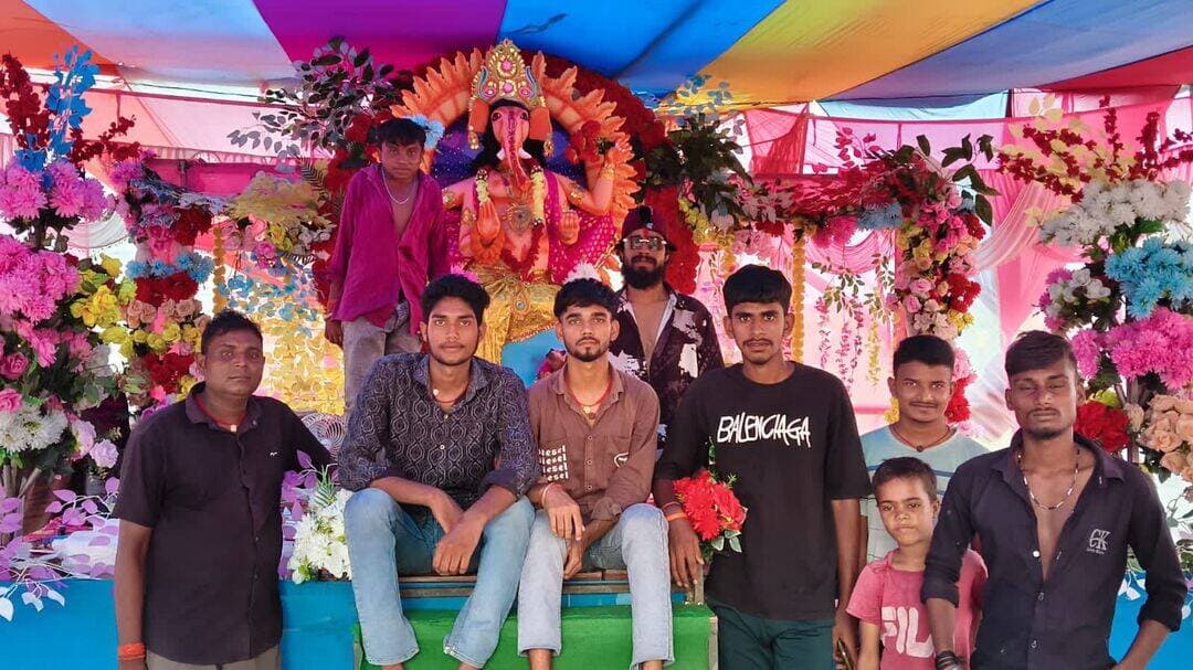बसडीहा कला में धूमधाम से मनी गणेश चतुर्थी
औरंगाबाद। फेसर प्रखंड क्षेत्र के बसडीहा कला गांव में गणेश चतुर्थी का पर्व धूमधाम व भक्तिभाव के साथ मनाया गया। इस मौके पर गांव में भगवान श्री गणेश की प्रतिमा स्थापित की गई।प्रतिमा के आगमन पर श्रद्धालुओं में खासा उत्साह देखा गया। गाजे-बाजे के साथ प्रतिमा का स्वागत किया गया और पूरे पंडाल में गणपति बप्पा मोरया के जयकारे गूंजते रहे।