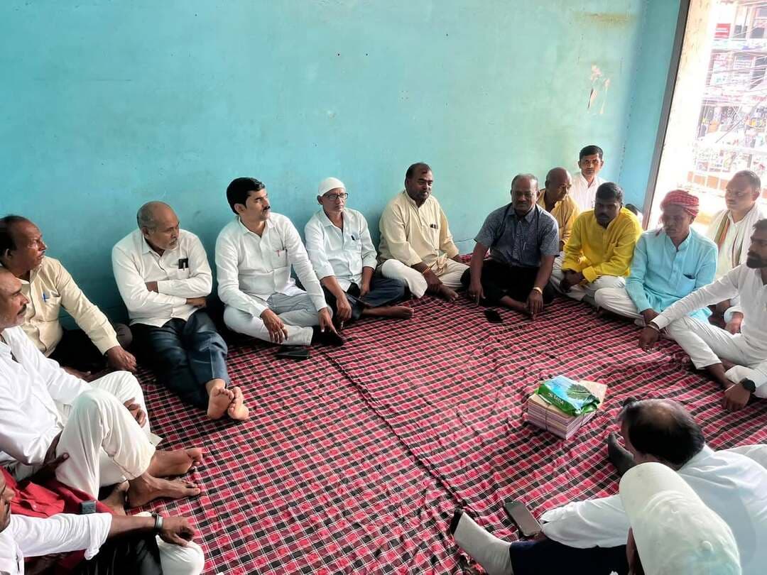 भलुनी में भोला पासवान शास्त्री की जयंती समारोह की तैयारी को लेकर बैठक
बिक्रमगंज। आगामी 21 सितंबर 2026 को भलुनी में पूर्व मुख्यमंत्री स्व. भोला पासवान शास्त्री की जयंती समारोह आयोजित करने को लेकर बैठक हुई। इसमें टीम गोल्डेन पासवान, बिक्रमगंज के सदस्य शामिल हुए। बैठक में समारोह की तैयारियों और आयोजन को लेकर विस्तार से चर्चा की गई।
इस दौरान उपस्थित सदस्यों ने कार्यक्रम को सफल बनाने को लेकर अपनी-अपनी बातें रखीं और आवश्यक सुझाव दिए। समारोह में अधिक से अधिक लोगों की भागीदारी सुनिश्चित करने तथा कार्यक्रम को बेहतर तरीके से आयोजित करने पर भी विचार-विमर्श किया गया। बैठक में टीम के सदस्यों ने आयोजन को लेकर अपनी जिम्मेदारियों पर भी चर्चा की।