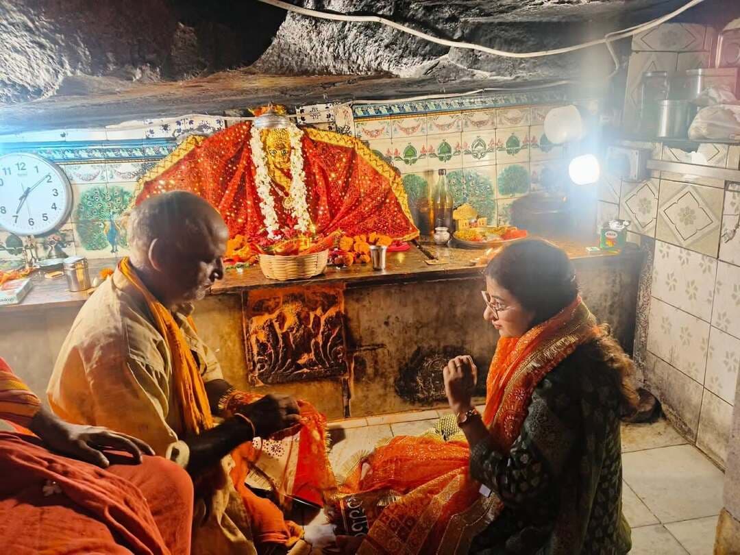 तीज और गणेश चतुर्थी पर डीडीसी आकांक्षा आनंद ने मां ताराचंडी के दरबार में की पूजा
सासाराम। रोहतास में योगदान करने के बाद पहली बार उप विकास आयुक्त (डीडीसी) आईएएस आकांक्षा आनंद ने सोमवार को हरितालिका तीज एवं गणेश चतुर्थी के अवसर पर प्रसिद्ध मां ताराचंडी धाम पहुंचकर पूजा-अर्चना की। उन्होंने मां ताराचंडी के दर्शन कर जिलेवासियों की सुख-समृद्धि की कामना की।
इस दौरान मंदिर परिसर में उन्होंने विधिवत पूजा-अर्चना की और मां का आशीर्वाद लिया। डीडीसी के पहली बार ताराचंडी धाम पहुंचने पर मंदिर से जुड़े लोगों ने उनका स्वागत किया। पर्व के अवसर पर मंदिर परिसर में श्रद्धालुओं की भी भीड़ रही।