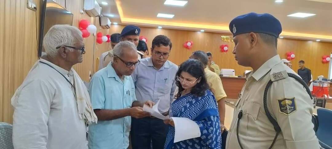 ‘ईज ऑफ लिविंग’ के तहत जनता दरबार, 41 नागरिकों की समस्याएं सुनी गईं
सासाराम। जिला पदाधिकारी रोहतास के निर्देश पर सोमवार को समाहरणालय स्थित कार्यालय प्रकोष्ठ में ‘सबका सम्मान–जीवन आसान’ (Ease of Living) के तहत जिला जनता दरबार का आयोजन किया गया। इसमें जिले के विभिन्न क्षेत्रों से पहुंचे 41 आम नागरिकों की समस्याएं सुनी गईं और उनके आवेदन प्राप्त किए गए। जनता दरबार में नागरिकों ने अपनी-अपनी समस्याओं से संबंधित आवेदन अधिकारियों के समक्ष प्रस्तुत किए। प्रशासन की ओर से सभी आवेदनों को गंभीरता से लेते हुए संबंधित विभागों के पदाधिकारियों को भेजा गया। साथ ही आवेदनों की जांच कर नियमानुसार आवश्यक कार्रवाई करने का निर्देश दिया गया। अधिकारियों को निर्देश दिया गया कि प्राप्त आवेदनों का त्वरित निष्पादन सुनिश्चित किया जाए, ताकि आम लोगों को अपनी समस्याओं के समाधान के लिए अनावश्यक परेशानी का सामना न करना पड़े। प्रशासन ने संबंधित विभागों से कार्रवाई की प्रगति पर भी नजर रखने को कहा है।