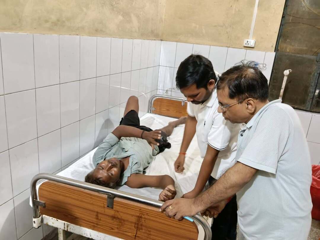 बलीपुर में गाली-गलौज का विरोध करना पड़ा भारी, घर में घुसकर परिवार पर हमला
शराब के नशे में पड़ोसी पर गाली-गलौज का आरोप, सात लोगों ने लाठी-डंडों से किया हमला; तीन घायल
नवाबगंज, फर्रुखाबाद। थाना क्षेत्र के बलीपुर गांव में गाली-गलौज का विरोध करने पर एक परिवार के साथ मारपीट का मामला सामने आया है। आरोप है कि पड़ोस का एक युवक शराब के नशे में गाली-गलौज कर रहा था। विरोध करने पर वह अपने साथियों के साथ घर में घुस आया और लाठी-डंडों से हमला कर दिया।
मारपीट में मधु, उनके पति गुड्डू और रागिनी घायल हो गए। मधु ने घटना की जानकारी अपनी बहन बबीता को दी। बबीता अपनी बेटी रागिनी के साथ मौके पर पहुंचीं और बीच-बचाव करने लगीं। आरोप है कि इसी दौरान रागिनी के साथ भी मारपीट की गई।
सूचना मिलते ही एंबुलेंस से घायलों को नवाबगंज सामुदायिक स्वास्थ्य केंद्र पहुंचाया गया, जहां फार्मासिस्ट सर्वेश श्रीवास्तव ने प्राथमिक उपचार किया। गुड्डू की हालत गंभीर होने पर चिकित्सकों ने उन्हें बेहतर इलाज के लिए लोहिया अस्पताल रेफर कर दिया।
पीड़ित पक्ष का आरोप है कि करीब सात लोगों ने एकजुट होकर घर में घुसकर हमला किया। घटना के बाद गांव में तनाव का माहौल बताया जा रहा है। पीड़ित परिवार ने मामले में आरोपियों के खिलाफ कार्रवाई की मांग की है।
#FarrukhabadNews #Nawabganj #Balipur #CrimeNews #BreakingNews #UPNews #PoliceAction #मारपीट #गालीगलौज #शराबकेनशेमें #फर्रुखाबाद #नवाबगंज #बलीपुर #कानूनव्यवस्था #बड़ीखबर #लाठीडंडोंसेहमला