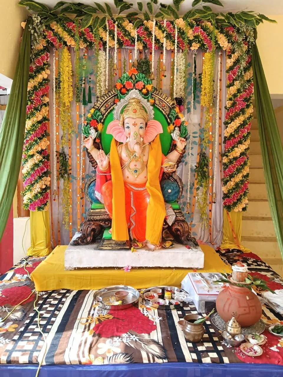 अमृतपुर में गणेश महोत्सव की धूम, ठाकुरद्वारा से करनपुर दत्त तक गूंजे गणपति बप्पा के जयकारे
विभिन्न गांवों में विधि-विधान से स्थापित हुईं गणेश प्रतिमाएं, श्रद्धालुओं में उत्साह
अमृतपुर, फर्रुखाबाद। गणेश महोत्सव को लेकर अमृतपुर क्षेत्र के विभिन्न गांवों में श्रद्धा और उत्साह का माहौल बना हुआ है। प्राचीन धार्मिक स्थल ठाकुरद्वारा से लेकर मुझहा और करनपुर दत्त तक जगह-जगह भगवान गणेश की भव्य प्रतिमाओं की स्थापना की गई। वैदिक मंत्रोच्चारण, पूजा-अर्चना और गणपति बप्पा के जयकारों से पूरा क्षेत्र भक्तिमय नजर आया।
प्राचीन ठाकुरद्वारा में श्री प्रथम पूज्य गणेश समिति की ओर से करीब पांच फीट ऊंची भगवान गणेश की प्रतिमा स्थापित की गई। आचार्य देव अग्निहोत्री ने वैदिक मंत्रोच्चारण के साथ विधि-विधान से पूजा-अर्चना कर प्रतिमा की स्थापना कराई। आयोजन समिति के अनुसार प्रतिमा का विसर्जन 22 सितंबर को किया जाएगा।
इसी क्रम में श्री सिद्धि विनायक समिति के तत्वावधान में ठाकुरद्वारा स्थित हनुमान प्रतिमा के समीप करीब छह फीट ऊंची गणेश प्रतिमा स्थापित की गई। यहां भी आचार्य देव अग्निहोत्री द्वारा मंत्रोच्चारण के साथ विधिवत पूजा संपन्न कराई गई। समिति के पदाधिकारियों ने बताया कि प्रतिमा का विसर्जन 25 सितंबर को किया जाएगा।
मुझहा और करनपुर दत्त में भी दिखा उत्साह
ग्राम मुझहा में गणेश महोत्सव को लेकर ग्रामीणों में विशेष उत्साह देखने को मिला। नंदकिशोर मिश्रा के आवास पर भगवान गणेश की प्रतिमा स्थापित की गई। इसके अलावा समस्त ग्रामवासियों के सहयोग से एक अन्य प्रतिमा की भी स्थापना की गई।
आयोजन में भूरे यादव, राघव मिश्रा, बलराम यादव, रेशमपाल यादव, दीपू मिश्रा, कमलेश यादव, पप्पू श्रीवास्तव, गोपाल मिश्रा, पवीन मिश्रा, शिशुपाल यादव और लालमनि मिश्रा समेत बड़ी संख्या में ग्रामीणों ने सहयोग किया।
वहीं ग्राम करनपुर दत्त में समस्त ग्रामवासियों के सहयोग से फूलमती माता मंदिर परिसर में करीब सवा छह फीट ऊंची भगवान गणेश की प्रतिमा स्थापित की गई। श्रद्धालुओं ने विधिवत पूजा-अर्चना कर सुख-समृद्धि, शांति और क्षेत्र की खुशहाली की कामना की। आयोजन समिति के अनुसार प्रतिमा का विसर्जन 24 सितंबर को किया जाएगा।
गणेश प्रतिमाओं की स्थापना के साथ ही अमृतपुर क्षेत्र में धार्मिक कार्यक्रमों का सिलसिला शुरू हो गया है। मंदिरों और पूजा स्थलों पर श्रद्धालुओं की बढ़ती आवाजाही से वातावरण पूरी तरह भक्तिमय बना हुआ है। आगामी विसर्जन कार्यक्रमों को लेकर आयोजन समितियां तैयारियों में जुटी हुई हैं।
गणपति बप्पा मोरया! मंगल मूर्ति मोरया!
#GaneshMahotsav #GanpatiBappaMorya #Amritpur #Farrukhabad #GaneshChaturthi #ReligiousNews #Thakurdwara #KarnapurDatt #Mujha #गणेशमहोत्सव #गणपतिबप्पामोरया #अमृतपुर #फर्रुखाबाद #धार्मिकआयोजन #सनातनधर्म #बड़ीखबर