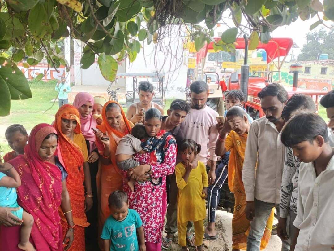 बड़ी खबर | बाढ़ में डूबा तीन वर्षीय मासूम, प्रशासनिक इंतजामों की खुली पोल?
चैनगंज में छत से गिरकर मासूम की मौत, बाढ़ प्रभावित गांवों में बच्चों की सुरक्षा पर गंभीर सवाल
अमृतपुर, फर्रुखाबाद। राजेपुर थाना क्षेत्र के खानपुर के समीप चैनगंज गांव में सोमवार को बाढ़ के बीच दर्दनाक हादसे ने पूरे इलाके को झकझोर कर रख दिया। घर की छत पर खेल रहा तीन वर्षीय मासूम प्रांशु अचानक नीचे खेतों में भरे बाढ़ के पानी में जा गिरा। कुछ देर बाद परिजनों ने उसे पानी में पड़ा पाया और आनन-फानन सीएचसी राजेपुर लेकर पहुंचे, जहां चिकित्सकों ने उसे मृत घोषित कर दिया।
मासूम की मौत की खबर मिलते ही परिवार में चीख-पुकार मच गई। जिस घर में कुछ देर पहले बच्चे की किलकारियां गूंज रही थीं, वहां देखते ही देखते मातम पसर गया।
जानकारी के अनुसार कासगंज जिले के सरौली गांव निवासी इंद्रेश कुछ दिन पूर्व अपने साले मिथिलेश के घर चैनगंज आए थे। इन दिनों पूरा क्षेत्र बाढ़ की चपेट में है और गांव के आसपास खेतों व रास्तों में पानी भरा हुआ है। सोमवार को इंद्रेश का तीन वर्षीय पुत्र प्रांशु खेलते-खेलते छत पर चला गया। इसी दौरान वह अचानक छत से नीचे गिर गया और बाढ़ के पानी में डूब गया।
जब बच्चा काफी देर तक दिखाई नहीं दिया तो परिजनों ने आसपास तलाश शुरू की। घर के आसपास भरे पानी में खोजबीन के दौरान मासूम पानी में पड़ा मिला। परिजन उसे तुरंत अस्पताल लेकर पहुंचे, लेकिन डॉक्टरों ने मृत घोषित कर दिया।
बाढ़ प्रभावित गांवों में सुरक्षा व्यवस्था पर उठे सवाल
इस दर्दनाक घटना ने बाढ़ प्रभावित गांवों में प्रशासनिक तैयारियों और बच्चों की सुरक्षा व्यवस्था को लेकर गंभीर सवाल खड़े कर दिए हैं। जब घरों के आसपास कई फीट पानी भरा हो, रास्ते जलमग्न हों और ग्रामीणों का जीवन संकटों से घिरा हो, तो छोटे बच्चों की सुरक्षा के लिए प्रशासन की विशेष निगरानी व्यवस्था कितनी प्रभावी है?
ग्रामीणों का कहना है कि बाढ़ के दौरान प्रशासन द्वारा जलस्तर और राहत सामग्री वितरण पर ध्यान दिया जा रहा है, लेकिन प्रभावित परिवारों की रोजमर्रा की सुरक्षा, बच्चों की निगरानी और खतरनाक जलभराव वाले स्थानों को चिन्हित करने की व्यवस्था भी उतनी ही जरूरी है।
ग्रामीणों के अनुसार जलभराव वाले घरों और रास्तों के आसपास चेतावनी संकेत, निगरानी दल, बचाव टीमों की सक्रियता तथा बच्चों और बुजुर्गों को सुरक्षित रखने के लिए जागरूकता अभियान चलाए जाने चाहिए। यह हादसा केवल एक परिवार की त्रासदी नहीं, बल्कि बाढ़ प्रभावित क्षेत्रों में सुरक्षा इंतजामों की गंभीर चुनौती को सामने लाता है।
पंचनामा से परिजनों ने किया इनकार
मासूम की मौत के बाद पुलिस ने पंचनामा कराने की कार्रवाई का प्रयास किया, लेकिन परिजनों ने पंचनामा कराने से इनकार कर दिया। इसके बाद परिजन शव को अपने घर ले गए।
मासूम प्रांशु की मौत से परिवार का रो-रोकर बुरा हाल है। घटना से पूरे चैनगंज गांव में शोक की लहर दौड़ गई है। बाढ़ के बीच हुई इस दर्दनाक घटना ने प्रशासन के सामने ग्रामीणों की सुरक्षा को लेकर कई गंभीर सवाल खड़े कर दिए हैं।
#FarrukhabadNews #Amritpur #Rajepur #Changeng #FloodNews #BreakingNews #UPNews #FloodAffectedArea #AdministrativeNegligence #ChildSafety #फर्रुखाबाद #अमृतपुर #राजेपुर #चैनगंज #बाढ़ #बाढ़पीड़ित #प्रशासनिकलापरवाही #मासूमकीमौत #बड़ीखबर #ग्रामीणसुरक्षा