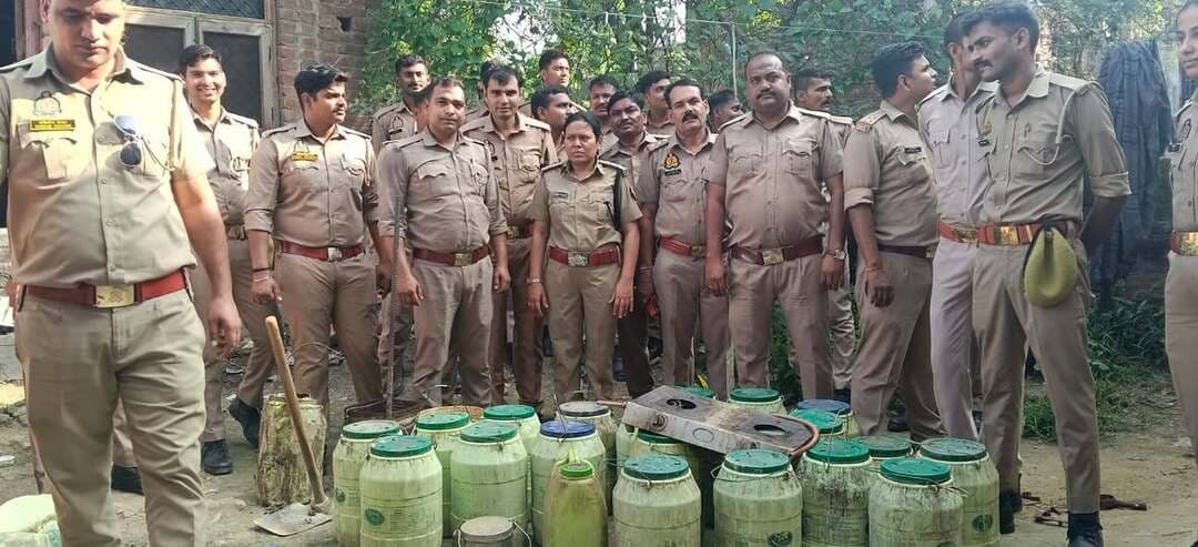 गिहार बस्ती में आबकारी विभाग की छापेमारी, 15 लीटर कच्ची शराब बरामद
मोहम्मदाबाद में अवैध शराब के खिलाफ आबकारी विभाग और थाना पुलिस ने रविवार को बड़ी कार्रवाई की। आबकारी निरीक्षक रीता वर्मा के नेतृत्व में टीम ने इटावा-बरेली हाईवे स्थित गिहार बस्ती में दबिश देकर अवैध शराब बनाने के ठिकानों की जांच की।
छापेमारी के दौरान करीब 500 लीटर अवैध शराब बनाने वाला लहन बरामद हुआ, जिसे टीम ने मौके पर ही नष्ट कर दिया। वहीं कार्रवाई में 15 लीटर कच्ची अवैध शराब के साथ एक व्यक्ति को हिरासत में लिया गया।
आबकारी विभाग की अचानक हुई कार्रवाई से गिहार बस्ती में हड़कंप मच गया। अधिकारियों ने अवैध शराब के कारोबार के खिलाफ लगातार कार्रवाई जारी रखने की बात कही।
#Mohammadabad #Farrukhabad #ExciseDepartment #IllegalLiquor #Raid #UPPolice #BreakingNews #CrimeNews #फर्रुखाबाद #मोहम्मदाबाद #आबकारीविभाग #अवैधशराब #छापेमारी #कच्चीशराब #बड़ीखबर #PoliceAction