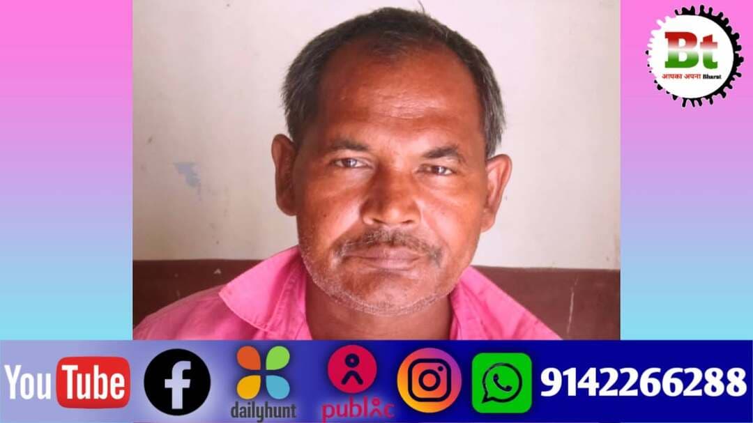 बछवाड़ा थाना पुलिस ने दो अलग-अलग जगहों पर छापेमारी कर करीब 40 लीटर देसी महुआ शराब के साथ दो कारोबारियों को गिरफ्तार किया है। जिसके बाद पूछताछ कर सोमवार को उन्हें न्यायिक हिरासत में बेगूसराय भेज दिया।
इस संबंध में थानाध्यक्ष विकास कुमार राय ने बताया कि रविवार दोपहर को पुलिस को जानकारी मिली थी कि कादराबाद पंचायत स्थित दुर्गा मंदिर के पास और फतेहा पंचायत के गंगा सागर मुसहरी में खुलेआम शराब की बिक्री की जा रही है।
यह जानकारी गस्ती कर रहे एसआई जितेंद्र कुमार को दी गई। वे तुरंत उन जगहों पर पहुंचे। जहां कादराबाद पंचायत स्थित दुर्गा मंदिर के पास वार्ड संख्या दो निवासी महेश चौधरी के घर में छापेमारी की गई। उनके घर के आंगन में किचन के पास से करीब 10 लीटर देसी महुआ शराब बरामद हुई।
इसके बाद फतेहा पंचायत के गंगासागर मुसहरी में भी छापेमारी हुई। यहां वार्ड संख्या 12 निवासी गणपत सदा के घर के चौकी के पास से करीब 15 लीटर और घर के अंदर रखे बक्से के समीप करीब 15 लीटर कुल करीब 30 लीटर शराब बरामद की गई।
दोनों कारोबारियों ने मौके से भागने की कोशिश की, लेकिन पुलिस ने उन्हें पकड़ लिया। इसके बाद मध निषेध अधिनियम के तहत प्राथमिकी दर्ज करते हुए दोनों करोबारियों से पूछताछ कर न्यायिक हिरासत में बेगूसराय भेज दिया गया।