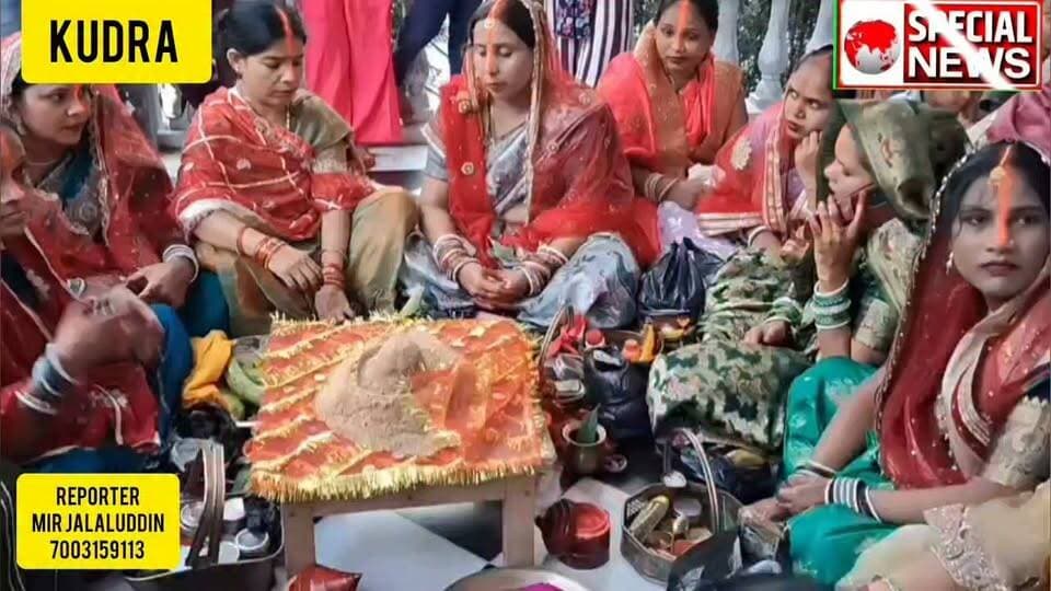 तीज के त्योहार के अवसर पर आज महिलाएं अपने पति की लंबी आयु के लिए ब्रत रख कर मंदिर में भगवान से प्रार्थना करती है।आज का यह तस्वीर पति पत्नी का प्रेम को और बढ़ा देता है।