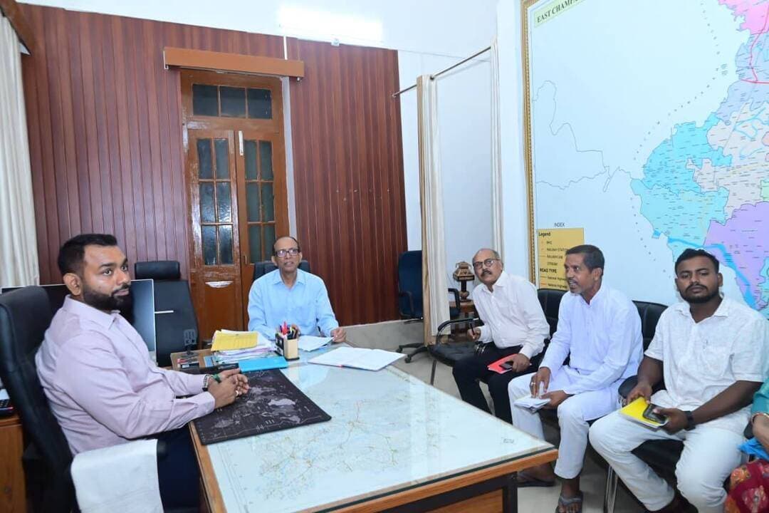 रोगी कल्याण समिति
शासी निकाय की बैठक
दिनांक 14.09.2026
सचिव स्वास्थ्य, बिहार सरकार के पत्रांक 201 (HS) दिनांक 09.09.2026 के आलोक में सदर अस्पताल, मोतिहारी के भवनो का रंग-रोगन / लघु मरम्मती, मरीज सुविधाएँ एवं अन्य आवश्यक कार्यों हेतु प्राथमिकता के आधार पर कार्य करने हेतु आज दिनांक 14.09.2026 को जिला पदाधिकारी सह अध्यक्ष, रोगी कल्याण समिति (शासी निकाय) सदर अस्पताल, मोतिहारी की अध्यक्षता मे शासी निकाय की बैठक किया गया।
उक्त बैठक में पारित प्रस्ताव:-
OPD पुराना भवन का रंग-रोगन का प्रस्ताव सर्व सम्मति से पारित किया गया।
MCH भवन का शौचालय, कोरीडोर, ANC एवं SNCU के सिपेज भाग को रंग-रोगन का प्रस्ताव सर्व सम्मति से पारित किया गया ।
OPD शौचालय का जिर्णोधार का प्रस्ताव सर्व सम्मति से पारित किया गया +
Emergency भवन के 06 बाथरूम का जिर्णोधार का प्रस्ताव सर्व सम्मति से पारित किया गया ।
शौचालय सीट एवं टंकी की उच्चाई बढाने एवं लघु मरम्मति कार्य का प्रस्ताव सर्व सम्मति से पारित किया गया ।
Opd एवं IPD के पुराने भवन का शॉट सर्किट एवं पुराना जीर्णर्शीण वायरिंग कार्य का प्रस्ताव सर्व सम्मति से पारित किया गया।
मरीज सुविधा अर्न्तगत OPD भूतल पर RO एवं शीतल-जल की व्यवस्था का प्रस्ताव सर्व सम्मति से पारित किया गया ।
मरीजो के बैठने हेतु स्टील / सिमेन्टेड बेंच एवं TV का व्यवस्था करने का प्रस्ताव सर्व सम्मति से पारित किया गया।
अन्य आवश्यक कार्य अर्न्तगत OPD Vital / दवा वितरण डेस्क / ICU में नसिंग काउन्टर का निर्माण कार्य का प्रास्ताव सर्व सम्मति से पारित किया गया ।
Information & Public Relations Department, Government of Bihar Bihar Health Department