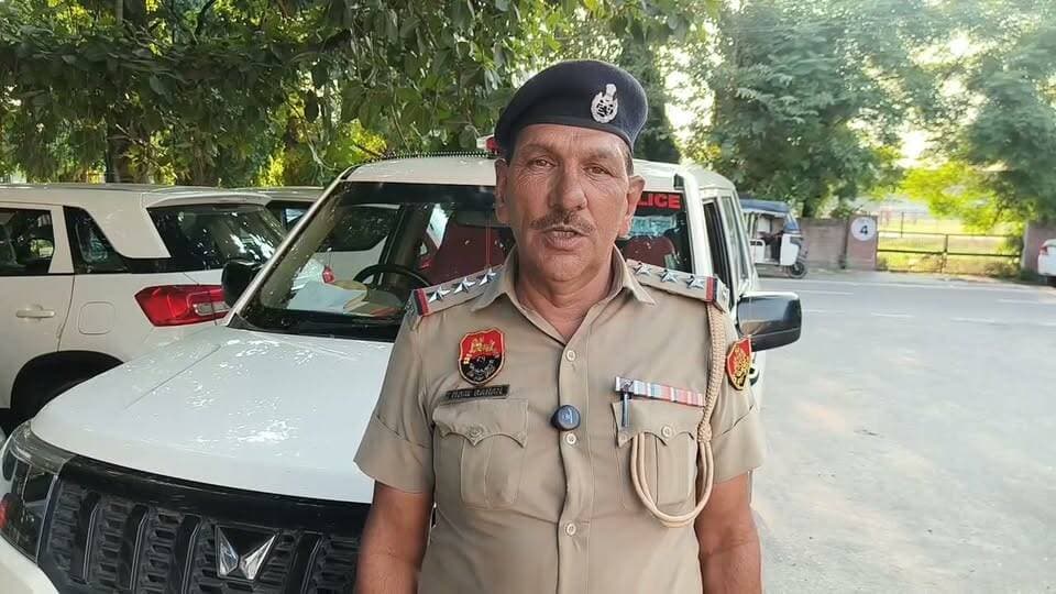 Kurukshetra:- पुलिस द्बारा बिना हाई सिक्योरिटी नंबर प्लेट वाले वाहनों के खिलाफ चलाया जा रहा विशेष अभियान
वाहन चालकों से अपील कि नियमों की पालना करें।
पुलिस महानिदेशक हरियाणा के निर्देशानुसार तथा पुलिस अधीक्षक चन्द्र मोहन के मार्गदर्शन में जिला पुलिस द्वारा बिना हाई सिक्योरिटी रजिस्ट्रेशन प्लेट (HSRP) तथा बिना नंबर प्लेट वाले वाहनों के खिलाफ विशेष अभियान चलाया जा रहा है। अभियान का उद्देश्य यातायात नियमों की पालना सुनिश्चित करना, अपराधों पर प्रभावी अंकुश लगाना तथा वाहन चालकों में कानून के प्रति जागरूकता बढ़ाना है।
थाना यातायात शहर प्रभारी निरीक्षक राम करण ने पुलिस ने बताया कि जिलेभर में विभिन्न स्थानों पर विशेष नाकाबंदी एवं वाहन जांच अभियान चलाए जा रहे हैं। इस दौरान बिना नंबर प्लेट, बिना हाई सिक्योरिटी नंबर प्लेट तथा नियमों का उल्लंघन करते पाए जाने वाले वाहनों के चालान किए जा रहे हैं। उन्होंने कहा कि हाई सिक्योरिटी नंबर प्लेट प्रत्येक वाहन के लिए आवश्यक है और इससे वाहन की पहचान आसान होने के साथ-साथ अपराधों की जांच में भी पुलिस को महत्वपूर्ण सहायता मिलती है। उन्होंने वाहन मालिकों से अपील करते हुए कहा कि जिन वाहनों पर अभी तक हाई सिक्योरिटी नंबर प्लेट नहीं लगी है, वे शीघ्र निर्धारित प्रक्रिया के अनुसार इसे लगवाएं तथा बिना नंबर प्लेट वाहन चलाने से बचें। यातायात नियमों की अनदेखी करने वालों के विरुद्ध मोटर वाहन अधिनियम के तहत नियमानुसार कार्रवाई की जाएगी। पुलिस कर्मचारियों द्बारा किसी भी वाहन चालक से किसी भी प्रकार का दुर्व्यवहार नहीं किया जाता, नियमों के अनुसार ही कारवाई की जा रही है।
निरीक्षक ने कहा कि यह अभियान केवल चालान करने के उद्देश्य से नहीं, बल्कि सड़क सुरक्षा और कानून व्यवस्था को मजबूत बनाने के लिए चलाया जा रहा है। उन्होंने नागरिकों से यातायात नियमों का पालन करने तथा अपने वाहन के सभी दस्तावेज और नंबर प्लेट नियमानुसार रखने की अपील की।