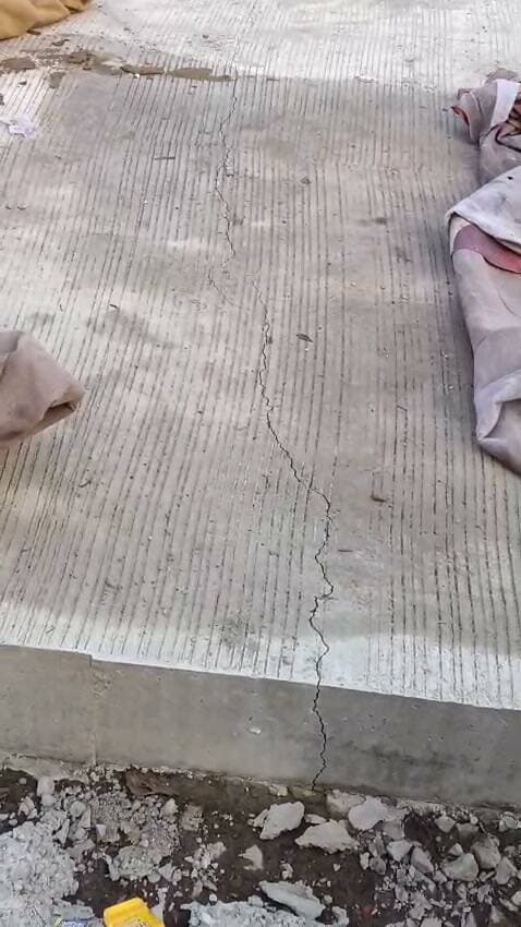 गुणवत्ताहीन सीसी रोड में आई दरारें, जांच की मांग !
चित्रकूट। हवाई पट्टी व कलेक्ट्रेट रोड मिशन रोड के पास बन रही सीसी रोड में निर्माण के कुछ दिन बाद ही दरारें आ गई हैं। स्थानीय लोगों ने घटिया सामग्री के इस्तेमाल का आरोप लगाया है। मानक के अनुरूप कार्य न होने से सड़क की मजबूती पर सवाल उठ रहे हैं। लोगों ने जिलाधिकारी से गुणवत्ता की जांच कराकर ठेकेदार पर कार्रवाई की मांग की है।