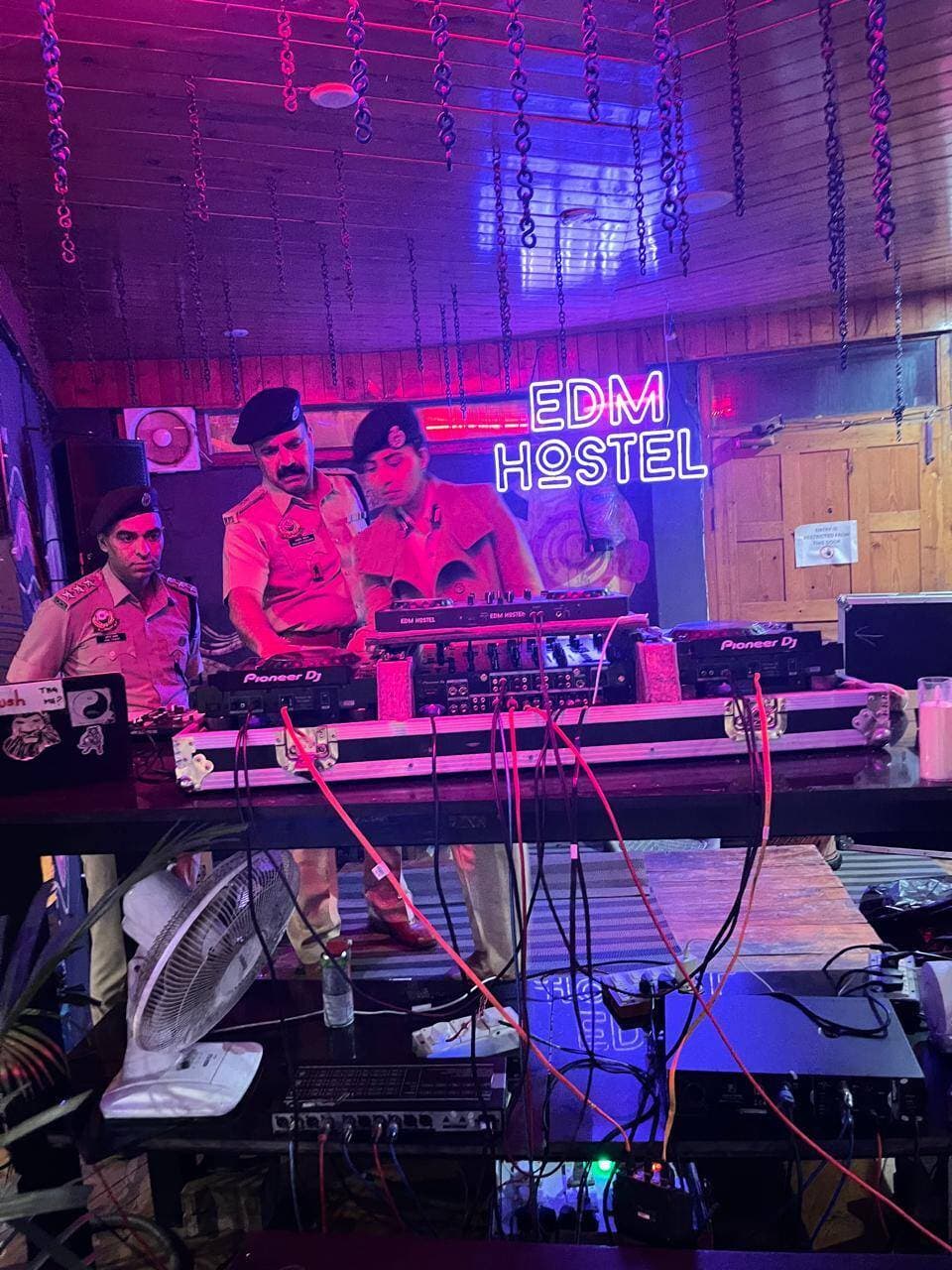 कांगड़ा पुलिस ने रेव पार्टी का भंडाफोड़ किया, ईडीएम (EDM) हॉस्टल से ड्रग्स बरामद
हिमाचल प्रदेश पुलिस, जिला कांगड़ा पुलिस द्वारा ड्रग्स के खिलाफ चलाए जा रहे अभियान में एक बड़ी सफलता हासिल हुई है। 13/14 सितंबर 2026 की मध्यरात्रि को, पुलिस थाना मैक्लोडगंज के अधिकार क्षेत्र में आने वाले अपर धरमकोट स्थित ईडीएम हॉस्टल में अवैध गतिविधियों का पता चला।
एक विश्वसनीय स्रोत से मिली गुप्त सूचना के आधार पर, कांगड़ा पुलिस ने अपर धरमकोट के ईडीएम हॉस्टल में छापेमारी की। तलाशी के दौरान 0.95 ग्राम चिट्टा, 3.7 ग्राम अफीम, 1.33 ग्राम चरस और 1.54 ग्राम गांजा/कैनबिस के फूल बरामद किए गए। इस मामले की कार्रवाई के संबंध में कांगड़ा पुलिस द्वारा 15 व्यक्तियों की चिकित्सीय जांच (मेडिकल) कराई गई।
तदनुसार, पुलिस थाना मैक्लोडगंज में आरोपी व्यक्तियों के खिलाफ एनडीपीएस (ND&PS) एक्ट के तहत मामला दर्ज किया गया है, जिसमें मध्य प्रदेश के रहने वाले एक 35 वर्षीय व्यक्ति और चित्तौड़गढ़, राजस्थान के रहने वाले एक 37 वर्षीय व्यक्ति (जो वर्तमान में ईडीएम हॉस्टल, अपर धरमकोट के लीजधारक/मालिक हैं) शामिल हैं।
प्रारंभिक जांच से पता चला है कि ईडीएम हॉस्टल के मालिक/लीजधारक द्वारा 13/09/2026 और 14/09/2026 को ईडीएम हॉस्टल परिसर में कथित तौर पर रेव पार्टियों का आयोजन किया जा रहा था। कांगड़ा पुलिस की समय पर की गई कार्रवाई के कारण इस रेव पार्टी को सफलतापूर्वक रोका गया और आगे की अवैध गतिविधियों पर लगाम लगाई गई।
जांच के दौरान यह भी सामने आया है कि इन रेव पार्टियों का प्रचार-प्रसार सोशल मीडिया प्लेटफॉर्म और बंद ऑनलाइन ग्रुप्स के माध्यम से किया जा रहा था। संबंधित स्क्रीनशॉट और अन्य डिजिटल साक्ष्य एकत्र कर लिए गए हैं और संदर्भ के लिए संलग्न हैं। डिजिटल साक्ष्यों की आगे की पुष्टि और जांच जारी है।
कांगड़ा पुलिस अवैध ड्रग्स रखने, बांटने और उनका सेवन करने वाले व्यक्तियों के साथ-साथ ऐसी अवैध गतिविधियों को बढ़ावा देने या सुविधा प्रदान करने वालों के खिलाफ सख्त कानूनी कार्रवाई करने के लिए पूरी तरह प्रतिबद्ध है। ड्रग्स से संबंधित और अन्य गैर-कानूनी गतिविधियों के लिए इस्तेमाल किए जाने वाले प्रतिष्ठानों के खिलाफ निरंतर कार्रवाई जारी रहेगी।
क्या आप इस प्रेस नोट के किसी विशिष्ट हिस्से का अधिक विस्तृत अनुवाद चाहते हैं, या इस मामले से जुड़ी कानूनी धाराओं (जैसे NDPS एक्ट) के बारे में कोई अन्य जानकारी जानना चाहते हैं?