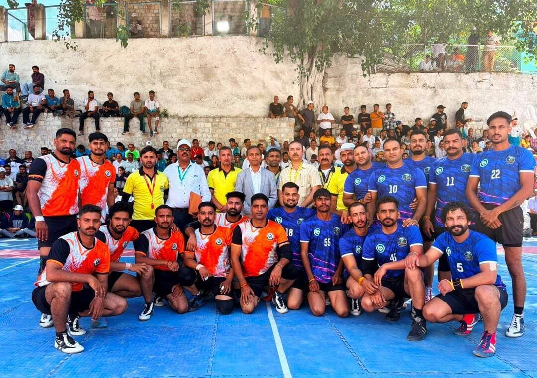 हमीरपुर वन सर्कल को ओवरऑल चैंपियन, मुख्यमंत्री ने फोरेस्ट स्पोर्टस मीट के विजेताओं को बधाई दी
शिमला, 14 सितम्बर।
मुख्यमंत्री ठाकुर सुखविन्द्र सिंह सुक्खू ने शिमला जिले के रामपुर में आयोजित हिमाचल प्रदेश वन विभाग की 27वीं वार्षिक खेलकूद एवं कर्तव्य प्रतियोगिता के विजेताओं, प्रतिभागियों और आयोजकों को बधाई दी है। 11 से 13 सितम्बर तक आयोजित इस तीन दिवसीय प्रतियोगिता में राज्य के एक हजार से अधिक खिलाड़ियों ने भाग लिया।
विभिन्न खेलों में उत्कृष्ट प्रदर्शन करने वाले खिलाड़ियों को बधाई देते हुए मुख्यमंत्री ने उनके समर्पण, कड़ी मेहनत, अनुशासन और खेल भावना की सराहना की। उन्होंने कहा कि खेल न केवल शारीरिक स्वस्थता और मानसिक संतुलन को बढ़ावा देते हैं बल्कि टीम एकता, नेतृत्व, दृढ़ संकल्प और प्रतिस्पर्धा की स्वस्थ भावनाओं जैसे गुणों का भी विकास करते हैं।
मुख्यमंत्री ने सभी प्रतिभागियों की भागीदारी और सराहनीय प्रदर्शन की भी सराहना की। उन्होंने कहा कि हर प्रतिभागी प्रतिबद्धता और खेल भावना का प्रदर्शन करने के लिए सराहना का पात्र है। इस तरह के खेल आयोजन कर्मचारियों के बीच भाईचारे और टीम भावना को मजबूत करते हुए प्रतिभा प्रदर्शित करने का अवसर प्रदान करते हैं।
श्री सुक्खू ने कहा कि वन विभाग राज्य की समृद्ध वन संपदा की रक्षा और संरक्षण तथा राज्य के पारिस्थितिक संतुलन को बनाए रखने में महत्वपूर्ण भूमिका निभा रहा है। वन एवं जैव विविधता संरक्षण और प्राकृतिक संसाधनों के स्थायी प्रबंधन में वन विभाग के कर्मियों का योगदान अत्यंत महत्वपूर्ण है। विभागीय कर्मियों के लिए आयोजित किए जाने वाले खेल आयोजनों से वे शारीरिक रूप से स्वस्थ रहते हैं और उनमें एकता और भाईचारे की भावना सुदृढ़ होती है।
मुख्यमंत्री ने कहा कि राज्य सरकार खेलों को बढ़ावा देने और कर्मचारियों के साथ-साथ युवाओं में एक स्वस्थ और संतुलित जीवन शैली को प्रोत्साहित करने के लिए प्रतिबद्ध है। खेलों में नियमित भागीदारी से शारीरिक फिटनेस बढ़ाने, तनाव कम करने और दक्षता में सुधार करने में मदद मिलती है।
इस प्रतियोगिता में हमीरपुर वन सर्कल को ओवरऑल चैंपियन घोषित किया गया जबकि रामपुर वन सर्कल दूसरे स्थान पर रहा।
.