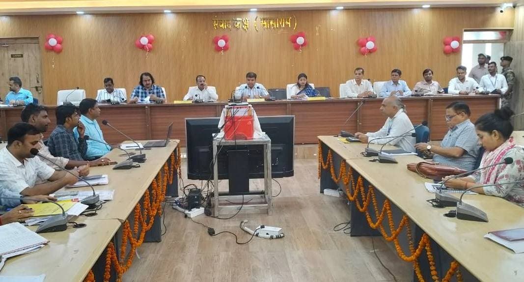 आज दिनांक 14.09.2026 को समाहरणालय, रोहतास स्थित डीआरडीए सभागार में जिला पदाधिकारी, रोहतास श्री दीपक कुमार मिश्रा की अध्यक्षता में साप्ताहिक समन्वय बैठक आयोजित की गई। बैठक में सभी विभागों के पदाधिकारियों के साथ विभागीय लंबित कार्यों की समीक्षा करते हुए उनके त्वरित निष्पादन हेतु आवश्यक अंतर्विभागीय सहयोग एवं समन्वय पर विस्तृत चर्चा की गई।
बैठक की शुरुआत विधि शाखा से प्राप्त प्रतिवेदन के आधार पर लंबित CWJC/MJC वादों की समीक्षा से की गई। समीक्षा के दौरान अधिक संख्या में लंबित मामलों वाले संबंधित पदाधिकारियों को माननीय न्यायालय में प्रतिशपथ दायर करने का निर्देश दिया गया। जिला पदाधिकारी ने सभी संबंधित पदाधिकारियों को निर्देशित किया कि इस सप्ताह न्यूनतम 30 मामलों में प्रतिशपथ दायर कर जिला विधि शाखा को सूचित करें।
बैठक में सहयोग पोर्टल पर प्राप्त आवेदनों के निष्पादन की समीक्षा की गई। जिला पदाधिकारी ने सभी संबंधित पदाधिकारियों को आवेदनों का ससमय एवं गुणवत्तापूर्ण निष्पादन सुनिश्चित करने का निर्देश दिया। 25 दिनों से अधिक समय से लंबित मामलों को प्राथमिकता के आधार पर निष्पादित करने का निर्देश सिविल सर्जन, रोहतास को दिया गया। साथ ही विभागीय स्तर पर जिन पदाधिकारियों से कारण-पृच्छा की गई है, उनके द्वारा ससमय जवाब पोर्टल पर अपलोड करने का निर्देश दिया गया।
कायाकल्प अभियान के तहत सभी पंचायतों में आधारभूत संरचना से संबंधित योजनाएं लेने का निर्देश उप विकास आयुक्त, रोहतास को दिया गया। इसके अंतर्गत आंगनवाड़ी केंद्र, विद्यालय कक्ष, लिंक सड़क, शवदाह केंद्र आदि के निर्माण की योजनाओं को प्राथमिकता देते हुए सभी प्रखंड विकास पदाधिकारियों से आवश्यक प्रतिवेदन प्राप्त कर कार्रवाई करने को कहा गया।
बैठक में सेवा संकल्प अभियान (17 सितम्बर 2026 से 17 अक्टूबर 2026 तक) एवं कायाकल्प अभियान (17 सितम्बर 2026 से 31 मार्च 2027 तक) के सफल संचालन के संबंध में भी विस्तृत जानकारी दी गई। जिला पदाधिकारी एवं उप विकास आयुक्त द्वारा सभी संबंधित जिला एवं प्रखंड स्तरीय पदाधिकारियों को अभियान के उद्देश्यों एवं निर्धारित गतिविधियों से अवगत कराया गया।
अभियान के तहत ‘आशीर्वाद का दीया’, ‘सेवा चित्र’, ‘सेवा स्मरण’, ‘सेवा मेरा योगदान’, ‘आंगन का मिलन’ एवं ‘कहानी बदलाव की’ सहित विभिन्न गतिविधियों का आयोजन सभी पंचायतों, बूथों, सरकारी संस्थानों, प्रखंड एवं जिला मुख्यालयों तथा राज्य मुख्यालय स्तर पर किया जाएगा। इन गतिविधियों के सफल संचालन हेतु शिक्षा, स्वास्थ्य, कला एवं संस्कृति, खेल, समाज कल्याण एवं ग्रामीण विकास विभाग सहित संबंधित विभागों को आवश्यक निर्देश दिए गए।
इसके अतिरिक्त विभिन्न विभागों की योजनाओं के क्रियान्वयन में आ रही भूमि उपलब्धता एवं अंतर्विभागीय समस्याओं की भी समीक्षा की गई। भवन प्रमंडल, LAEO-01, पथ प्रमंडल, PHED, लघु सिंचाई एवं स्वास्थ्य विभाग सहित अन्य विभागों द्वारा भूमि से संबंधित समस्याओं को बैठक में रखा गया। जिला पदाधिकारी ने संबंधित अंचल अधिकारियों एवं अपर समाहर्ता, रोहतास को आपसी समन्वय स्थापित कर संबंधित विभागों को आवश्यक भूमि उपलब्ध कराने एवं समस्याओं का शीघ्र समाधान करने का निर्देश दिए।
अपर समाहर्ता-सह-अपर जिला दंडाधिकारी, रोहतास द्वारा भी सभी अंचल अधिकारियों को निर्देशित किया गया कि विभिन्न विभागों द्वारा किए गए पत्राचार के आलोक में एक सप्ताह के अंदर भवन निर्माण एवं योजनाओं के क्रियान्वयन हेतु आवश्यक भूमि उपलब्ध कराना सुनिश्चित करें।
बैठक में विभिन्न विभागों की योजनाओं के प्रगति प्रतिवेदन की भी समीक्षा की गई तथा संबंधित पदाधिकारियों को कार्यों में अपेक्षित प्रगति लाने एवं लंबित कार्यों का शीघ्र निष्पादन सुनिश्चित करने का निर्देश दिया गया। जिला पदाधिकारी ने सभी पदाधिकारियों को निर्देश दिया कि अगली साप्ताहिक समीक्षा बैठक में अपने-अपने विभाग की प्रमुख समस्याओं एवं अपेक्षित अंतर्विभागीय सहयोग को स्पष्ट रूप से दर्शाते हुए PPT तैयार कर प्रस्तुत करें।
बैठक में उप विकास आयुक्त रोहतास, अपर समाहर्ता-सह-अपर जिला दंडाधिकारी, जिला लोक शिकायत निवारण पदाधिकारी, जिला आपूर्ति पदाधिकारी, सिविल सर्जन, जिला शिक्षा पदाधिकारी, नगर आयुक्त, नगर निगम सासाराम, निदेशक डी.आर.डी.ए. सहित सभी जिला स्तरीय पदाधिकारी उपस्थित रहे। वहीं वीडियो कॉन्फ्रेंसिंग के माध्यम से सभी अनुमंडल पदाधिकारी, प्रखंड विकास पदाधिकारी, अंचल अधिकारी, आपूर्ति पदाधिकारी एवं नगर निकायों के कार्यपालक पदाधिकारी सहित अन्य संबंधित पदाधिकारी बैठक में जुड़े।
#IPRD
#BiharGovernment
#PublicService
Information & Public Relations Department, Government of Bihar