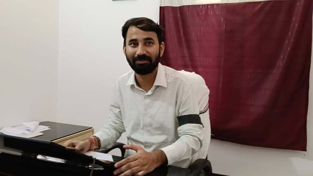 नालंदा - रहूई में लंबित मांगों को लेकर BPRO, ADPRO और ACEO ने लगाया काला बिल्ला
मांगें नहीं मानी गईं तो सामूहिक अवकाश पर जाने की तैयारी
नालंदा से संवाददाता राकेश कुमार
नालंदा - बिहार पंचायत सेवा संघ (BIPSA) ने अपनी विभिन्न लंबित मांगों को लेकर आंदोलन का सांकेतिक चरण शुरू कर दिया है। संघ के आह्वान पर सोमवार, 14 सितंबर से राज्य के सभी प्रखंडों एवं जिलों में पदस्थापित प्रखंड पंचायत राज पदाधिकारी (BPRO), सहायक जिला पंचायत राज पदाधिकारी (ADPRO) एवं सहायक मुख्य कार्यपालक पदाधिकारी (ACEO) ने काला बिल्ला लगाकर सरकार के प्रति अपना विरोध जताना शुरू किया। संघ के पदाधिकारियों ने स्पष्ट किया है कि यदि उनकी मांगों पर शीघ्र सकारात्मक निर्णय नहीं लिया गया, तो आंदोलन को और तेज किया जाएगा तथा सामूहिक अवकाश पर जाने को लेकर निर्णय लिया जा सकता है।
संघ की ओर से अपनी विभिन्न मांगों को लेकर 8 सितंबर 2026 को पंचायती राज विभाग, बिहार, पटना को ज्ञापन सौंपा गया था। मांगों पर विस्तृत चर्चा एवं आगे की रणनीति तय करने के लिए 9 सितंबर को संघ की कार्यकारिणी की बैठक पटना में आयोजित की गई। बैठक में लिए गए निर्णय के अनुसार सोमवार से पूरे राज्य में काला बिल्ला लगाकर सांकेतिक विरोध शुरू किया गया है।
संघ की प्रमुख मांगों में प्रखंड पंचायत राज पदाधिकारी (BPRO) के पद को राजपत्रित पद घोषित करना, प्रखंड पंचायत राज पदाधिकारी को पुनः पंचायत समिति का कार्यपालक पदाधिकारी बनाए जाने तथा प्रथम प्रोन्नति को लेवल-7 से बढ़ाकर लेवल-9 किए जाने की मांग शामिल है। इसके साथ ही बिहार पंचायत सेवा के पुनर्गठन की भी मांग की जा रही है।
संघ का कहना है कि सभी प्रोन्नति पदों पर BPRO के पदस्थापन की व्यवस्था की जानी चाहिए। इसके अलावा सहायक मुख्य कार्यपालक पदाधिकारी (ACEO) एवं सहायक जिला पंचायत राज पदाधिकारी (ADPRO) को उनके कार्य के अनुरूप कार्यालय एवं वाहन उपलब्ध कराने तथा पंचायत राज व्यवस्था से संबंधित संपूर्ण कार्यदायित्व सौंपने की मांग भी रखी गई है।
वहीं, प्रखंड पंचायत कार्यालयों में लिपिक की व्यवस्था करने और कार्यालय के सुचारू संचालन के लिए कंटीजेंसी राशि उपलब्ध कराने की मांग भी संघ की ओर से की गई है। संघ का कहना है कि इन व्यवस्थाओं के अभाव में पदाधिकारियों को कार्य निष्पादन में कई तरह की व्यावहारिक परेशानियों का सामना करना पड़ता है।
बिहार पंचायत सेवा संघ ने सरकार से अपनी मांगों पर गंभीरतापूर्वक विचार कर शीघ्र सकारात्मक पहल करने की मांग की है। संघ के अनुसार फिलहाल काला बिल्ला लगाकर विरोध सांकेतिक रूप से किया जा रहा है। यदि इसके बावजूद मांगों पर सकारात्मक निर्णय नहीं लिया गया, तो आंदोलन के अगले चरण में सामूहिक अवकाश पर जाने सहित अन्य लोकतांत्रिक तरीकों से विरोध करने पर विचार किया जाएगा।