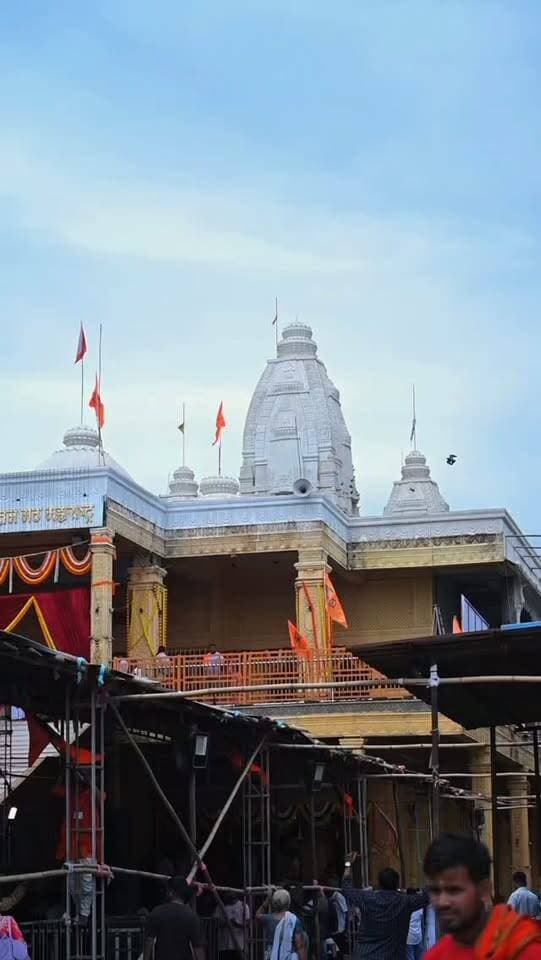 मुंबई-भिवंडी में बागेश्वर बालाजी सनातन मठ में विराजे गणपति बप्पा!
लंदन यात्रा पूर्ण कर भारत लौटे बागेश्वर धाम सरकार रात्रि में मुंबई स्थित सनातन मठ पहुंचे। गणेश चतुर्थी की पावन सुबह बागेश्वर सरकार की उपस्थिति में मठ में भगवान गणपति बप्पा की विधि-विधान और मंत्रोच्चार के साथ प्राण-प्रतिष्ठा एवं स्थापना की गई।
गणपति बप्पा की स्थापना के दौरान पूरा सनातन मठ परिसर “गणपति बप्पा मोरया” के जयघोष से गूंज उठा। हजारों श्रद्धालुओं ने गणपति बप्पा के दर्शन कर पूजा-अर्चना की और सुख-समृद्धि एवं मंगल की कामना की।
बागेश्वर भौकाल न्यूज़ | सच की आवाज